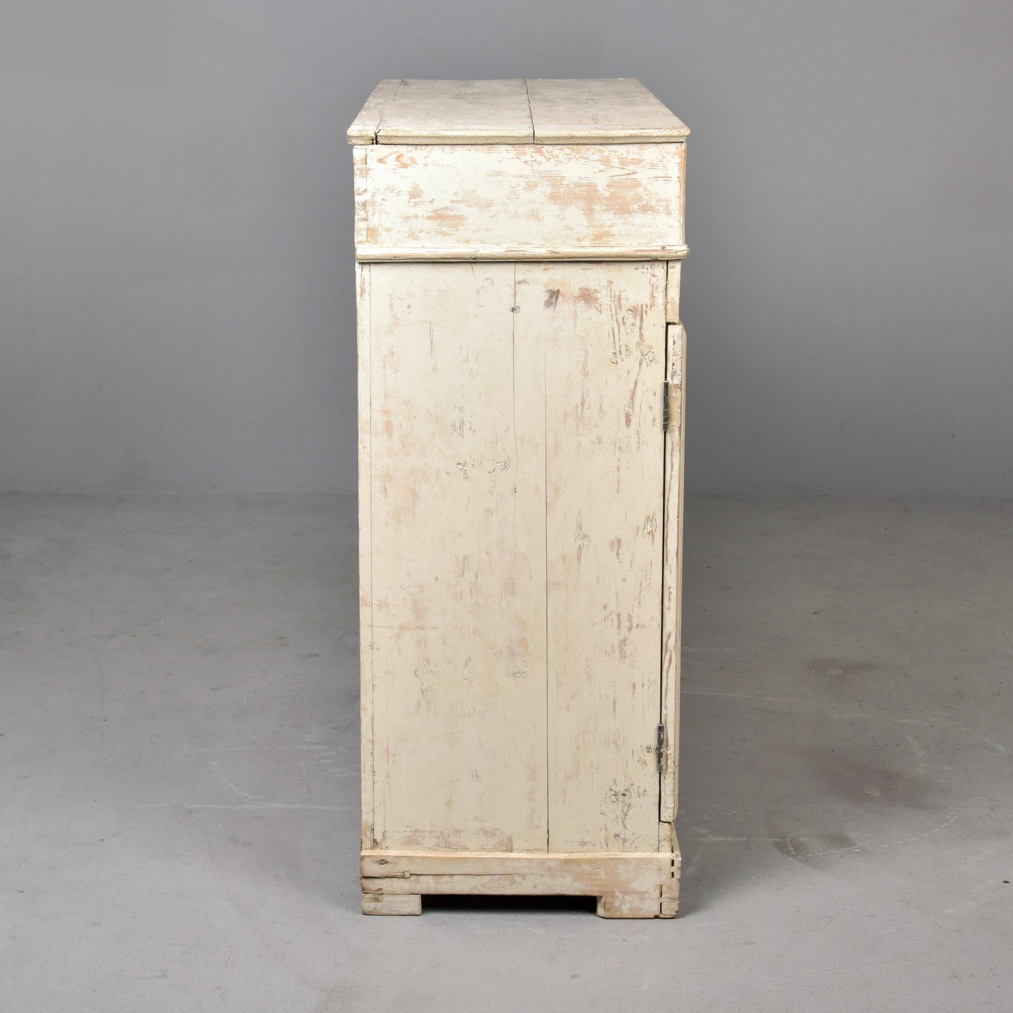 Credenza svedese in pino dipinto di bianco della fine del XIX secolo A.I.C. in vendita 6