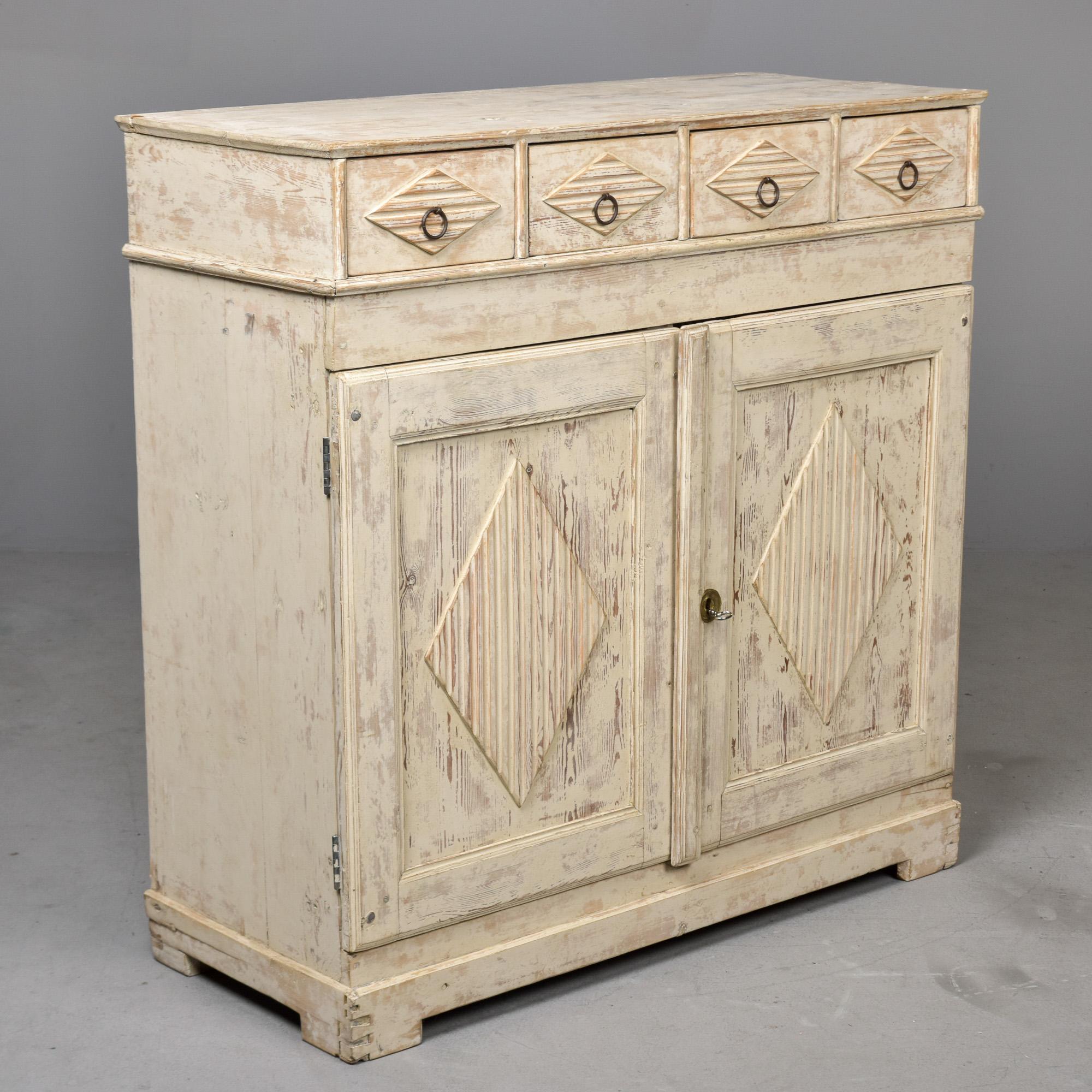 Gustaviano Credenza svedese in pino dipinto di bianco della fine del XIX secolo A.I.C. in vendita