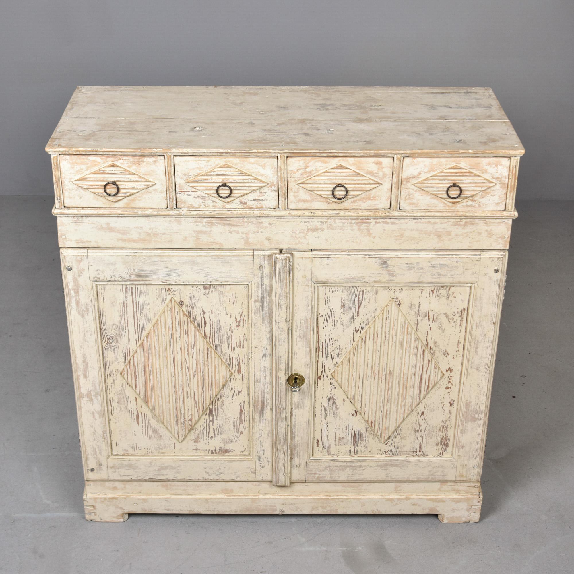 Svedese Credenza svedese in pino dipinto di bianco della fine del XIX secolo A.I.C. in vendita