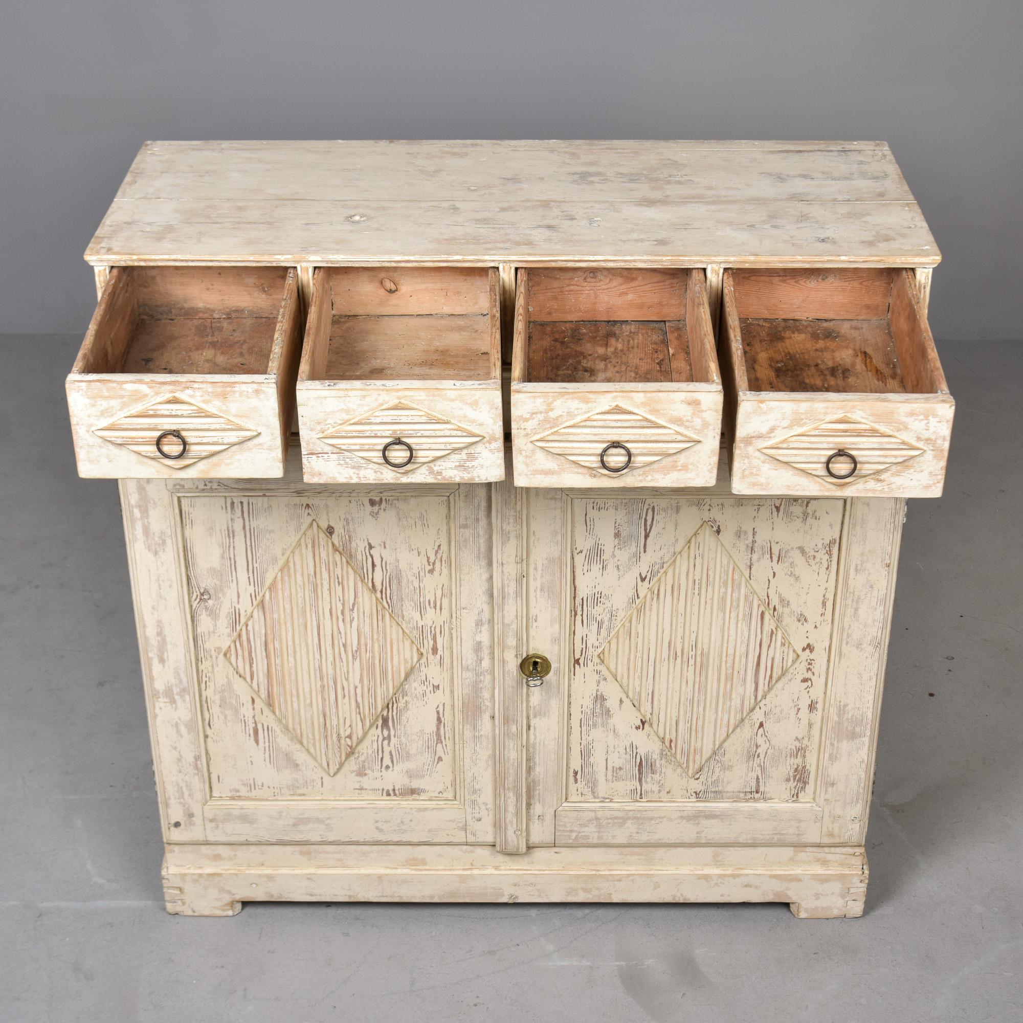 Dipinto Credenza svedese in pino dipinto di bianco della fine del XIX secolo A.I.C. in vendita