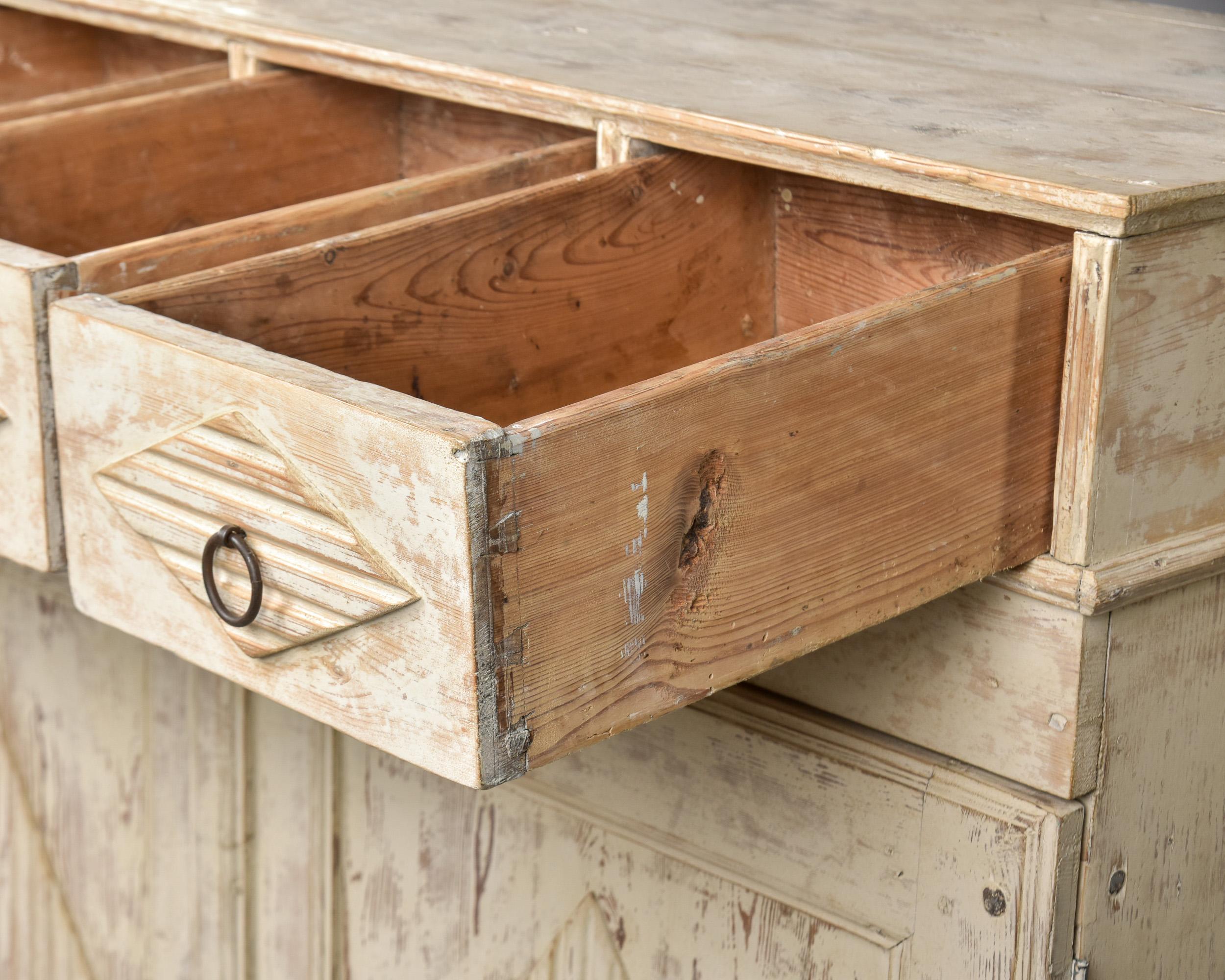 Credenza svedese in pino dipinto di bianco della fine del XIX secolo A.I.C. In condizioni buone in vendita a Troy, MI