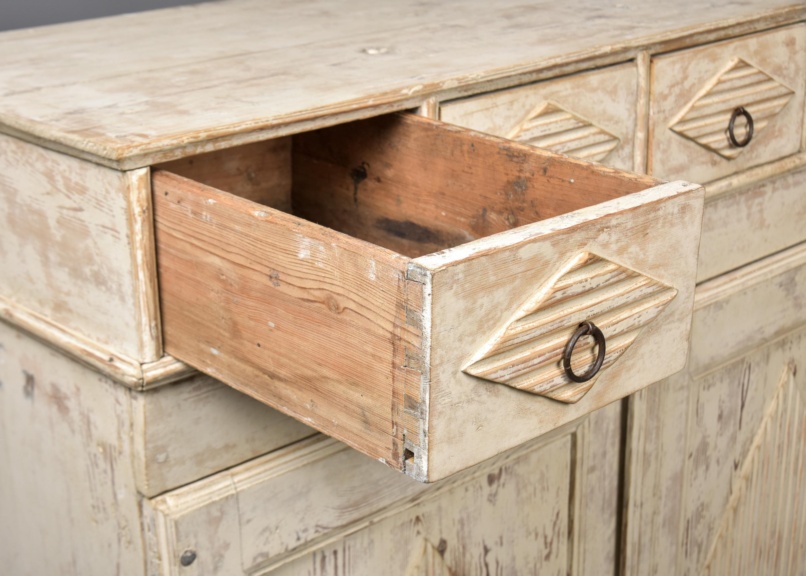 Pino Credenza svedese in pino dipinto di bianco della fine del XIX secolo A.I.C. in vendita
