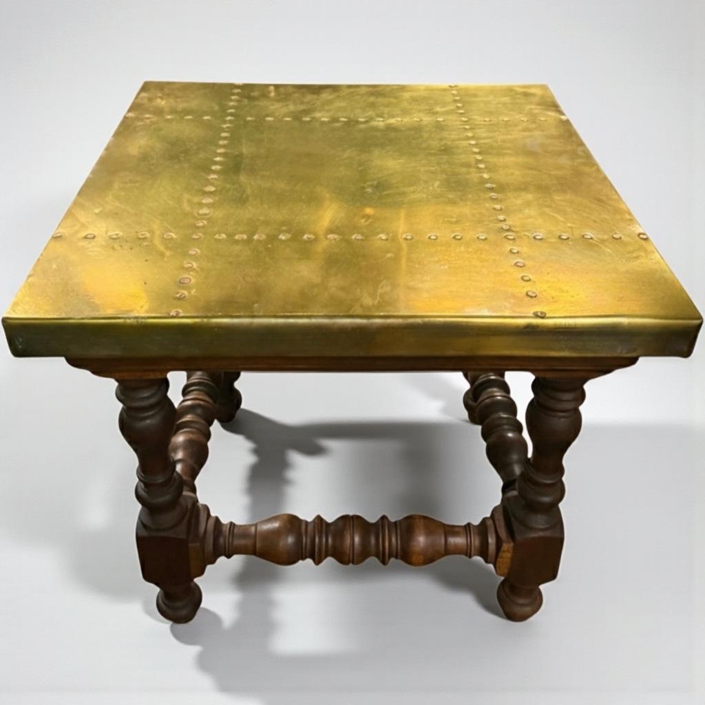 Victorien A.I.C., fin du 19ème siècle. Tabouret d'époque victorienne en chêne sculpté aux fuseaux avec plateau en laiton en vente