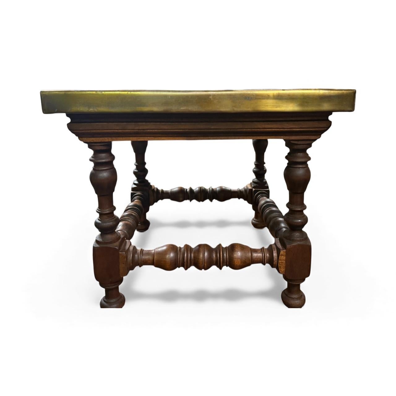 Anglais A.I.C., fin du 19ème siècle. Tabouret d'époque victorienne en chêne sculpté aux fuseaux avec plateau en laiton en vente