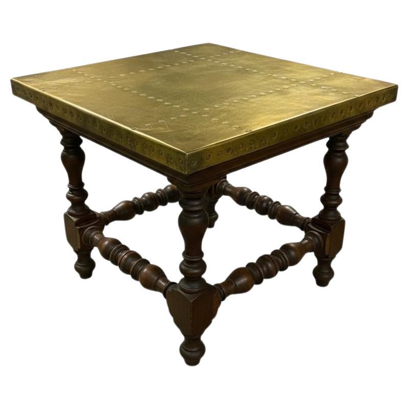 A.I.C., fin du 19ème siècle. Tabouret d
époque victorienne en chêne sculpté aux fuseaux avec plateau en laiton en vente