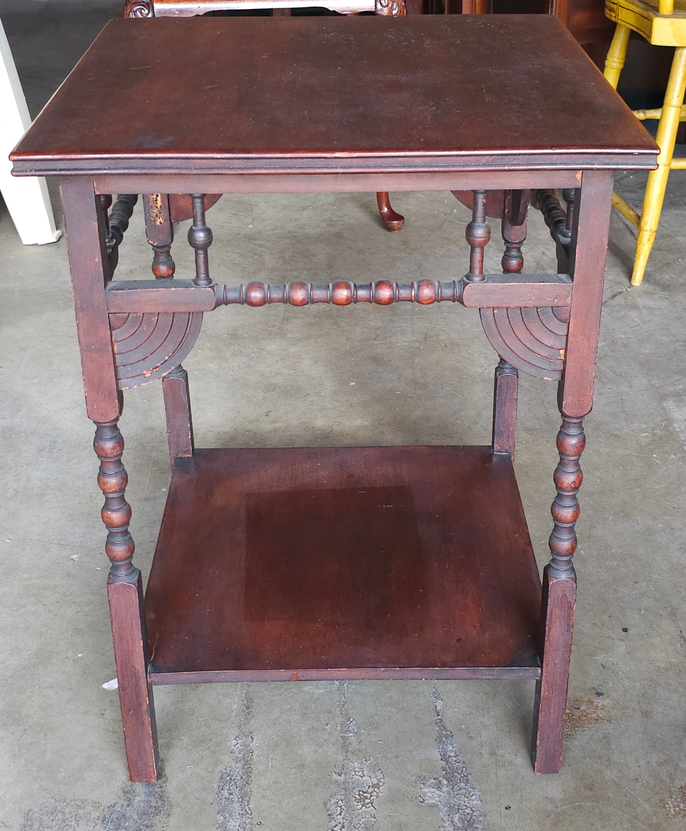 Table d'appoint ou bougeoir de sol en acajou et noyer de style victorien teinté de la fin du 19e siècle. Yop en acajou sur un cadre en bois de noyer au fuseau. Mesure 18
