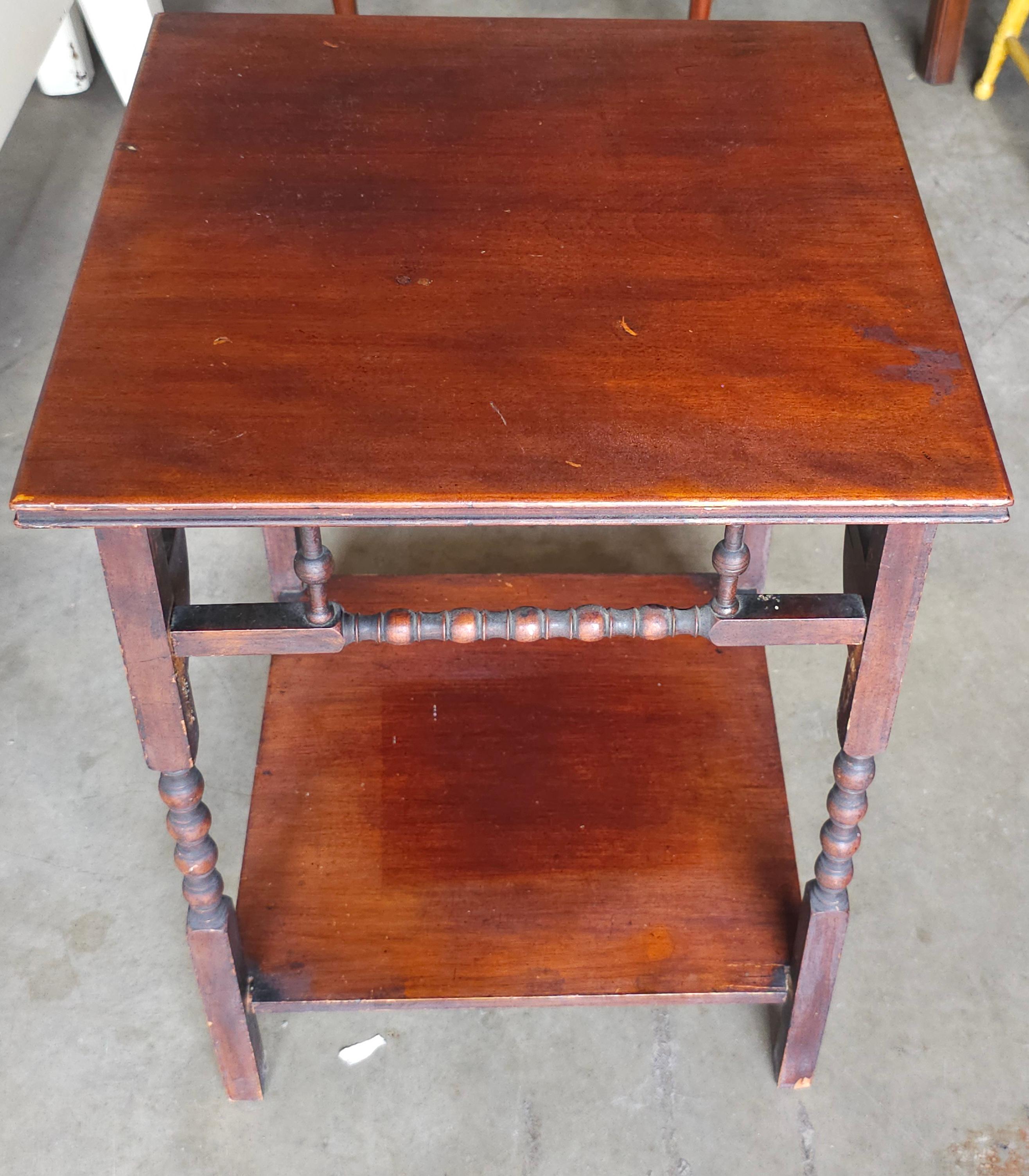 Américain Fin C.C. Victorienne Mahogany & Walnut Square Side Table / Floor Candle Stand en vente
