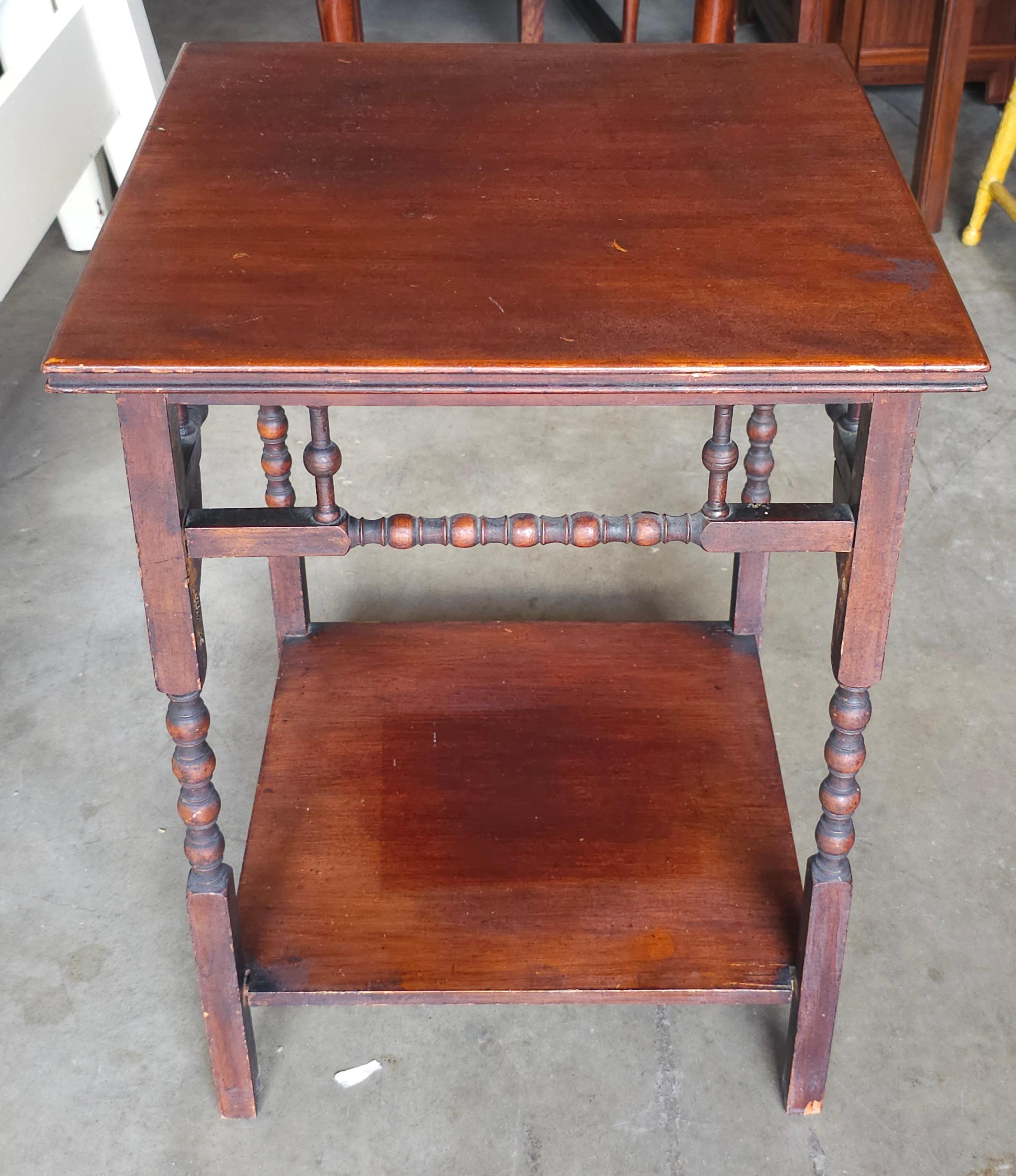 Tacheté Fin C.C. Victorienne Mahogany & Walnut Square Side Table / Floor Candle Stand en vente