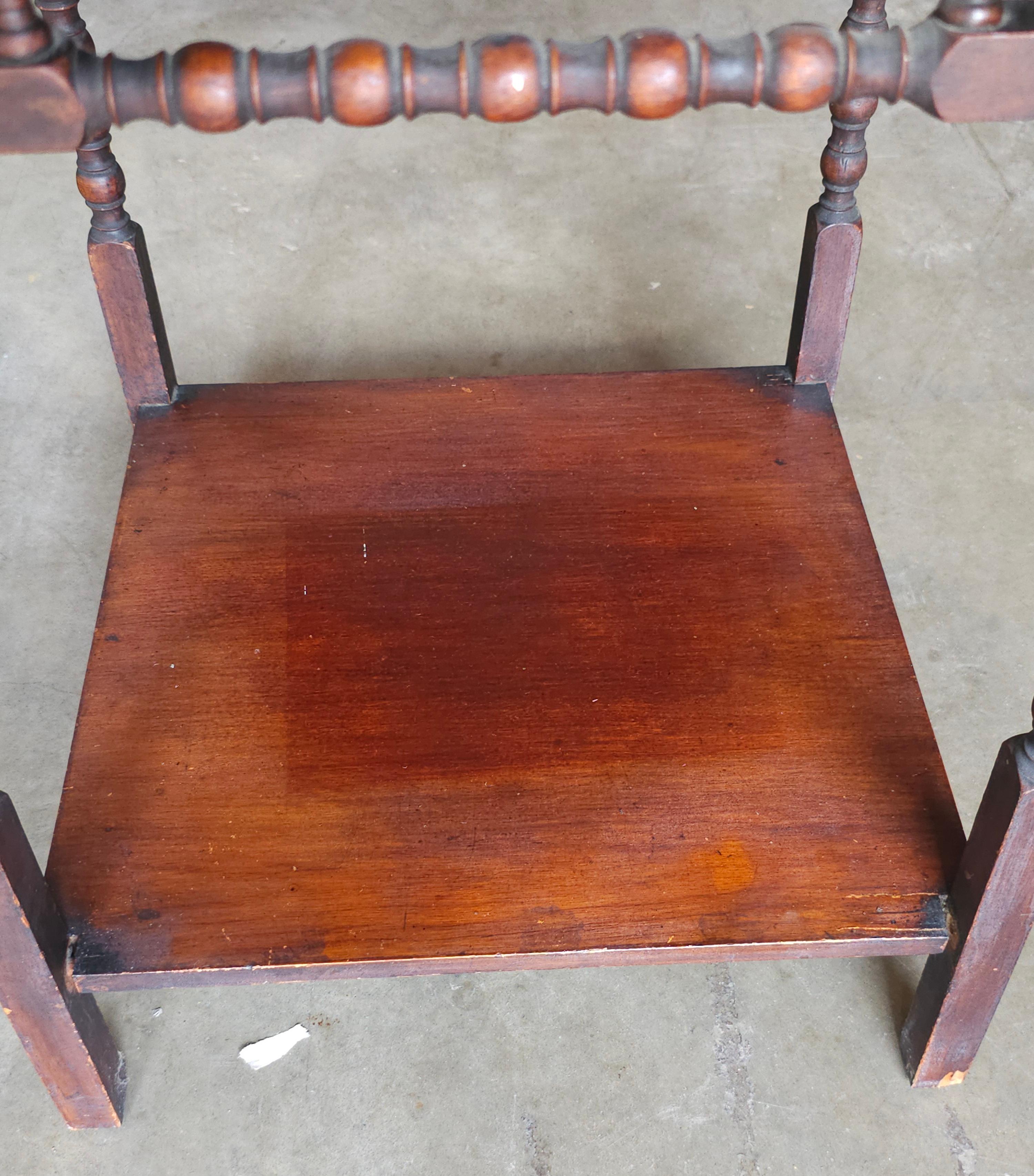 XIXe siècle Fin C.C. Victorienne Mahogany & Walnut Square Side Table / Floor Candle Stand en vente