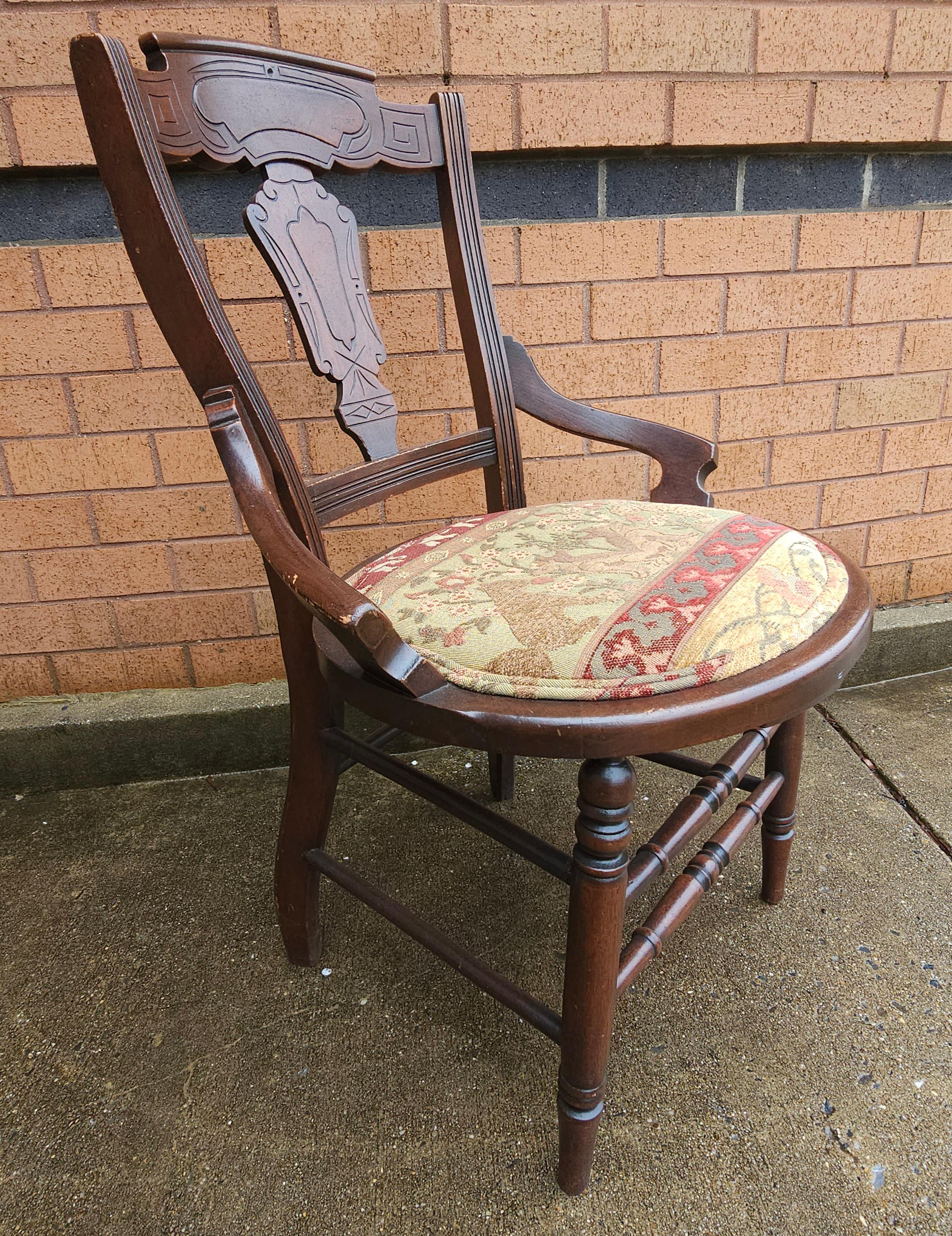 Späte  19. Jh. Viktorianischer Nussbaum- und Gobelinbeistellstuhl mit gepolstertem Sitz (Sonstiges) im Angebot