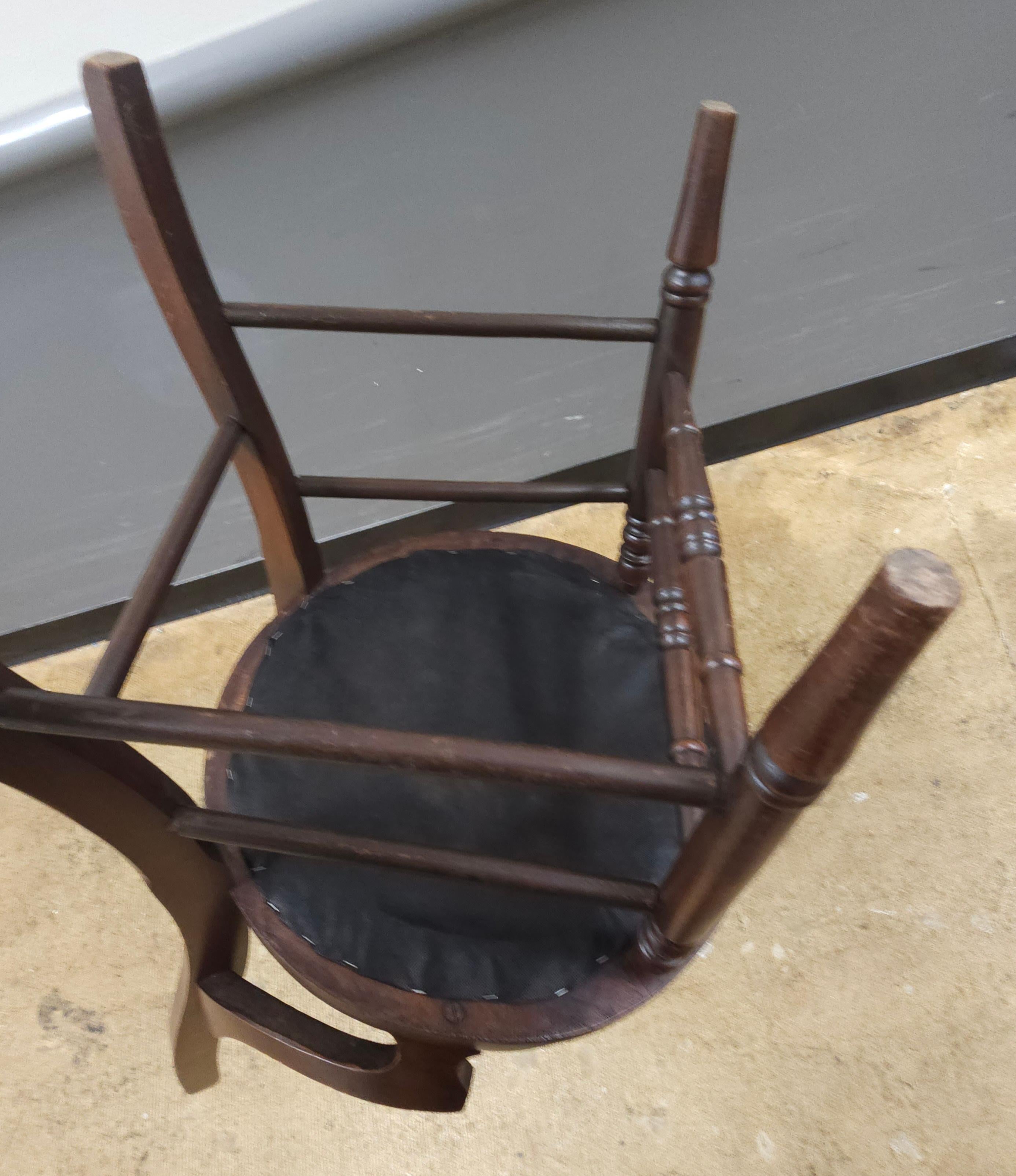 Tissu d'ameublement En retard  A.I.C. Victorian Walnut and Tapestry Upholstered Seat Side Chair (Chaise d'appoint victorienne en noyer et tapisserie) en vente
