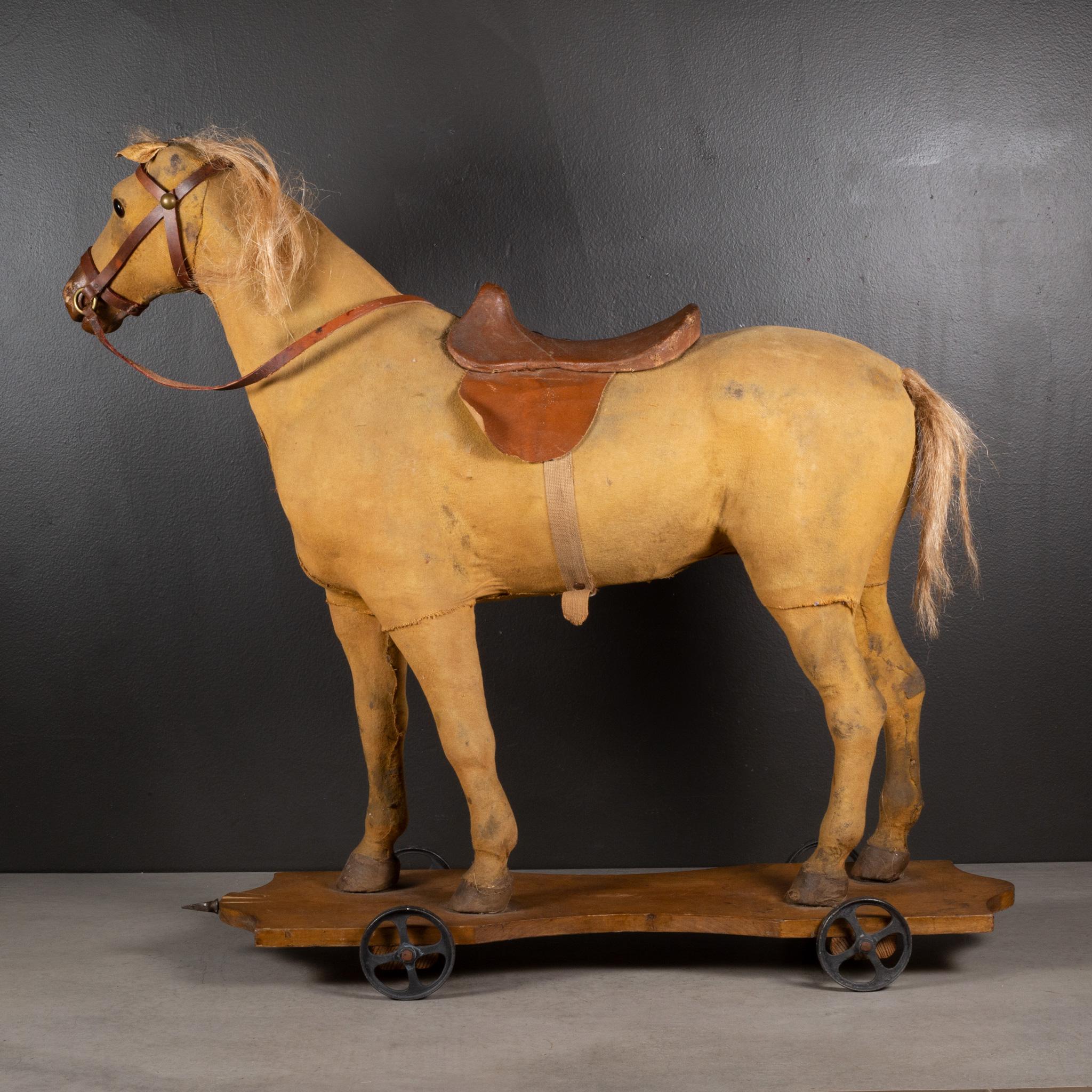 Américain A.I.C., début du 20e siècle. Jouet à poignée cheval en bois et cuir, c.1930 en vente