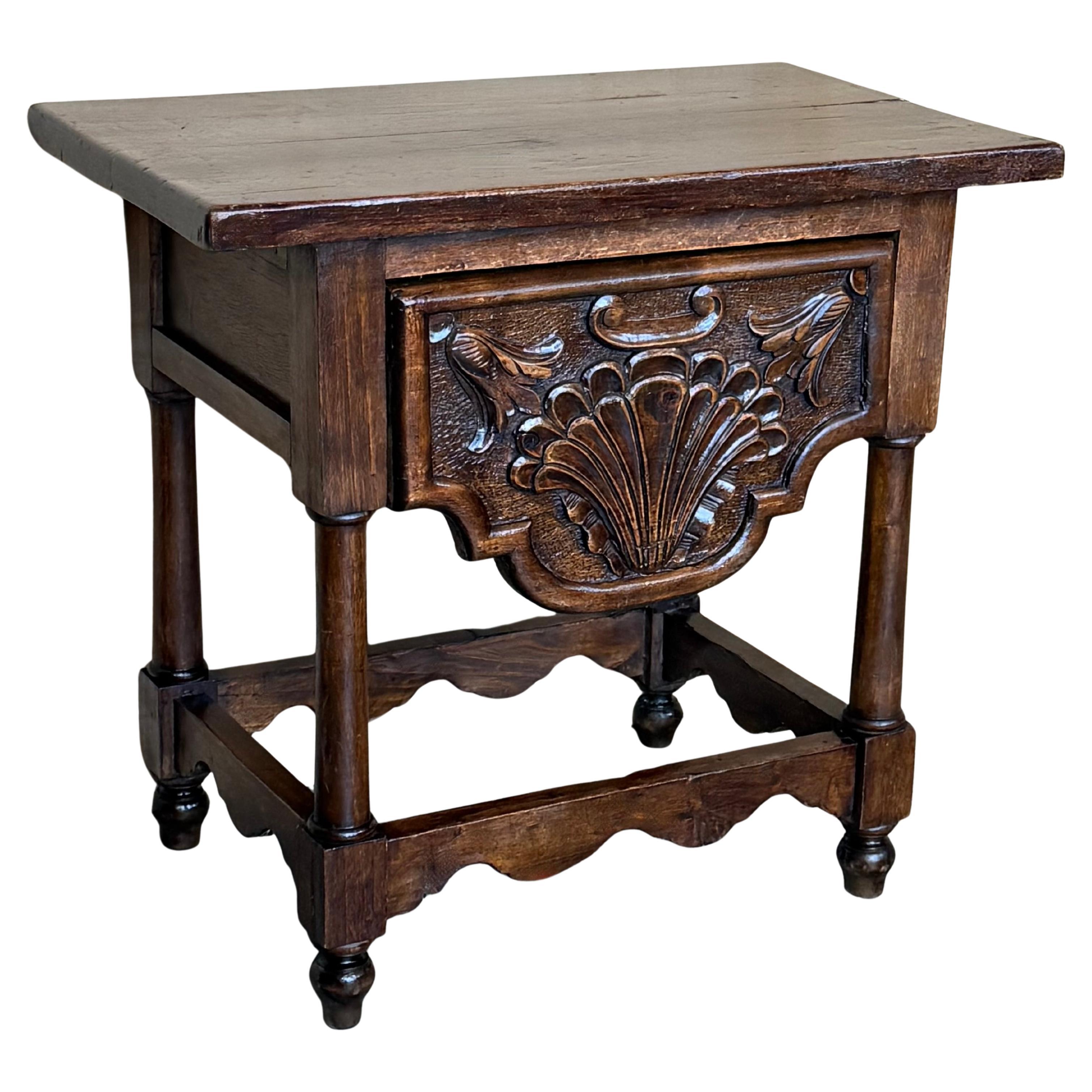 Spätes 19. geschnitzter Nussbaum Beistell- oder Couchtisch mit Schublade im Angebot