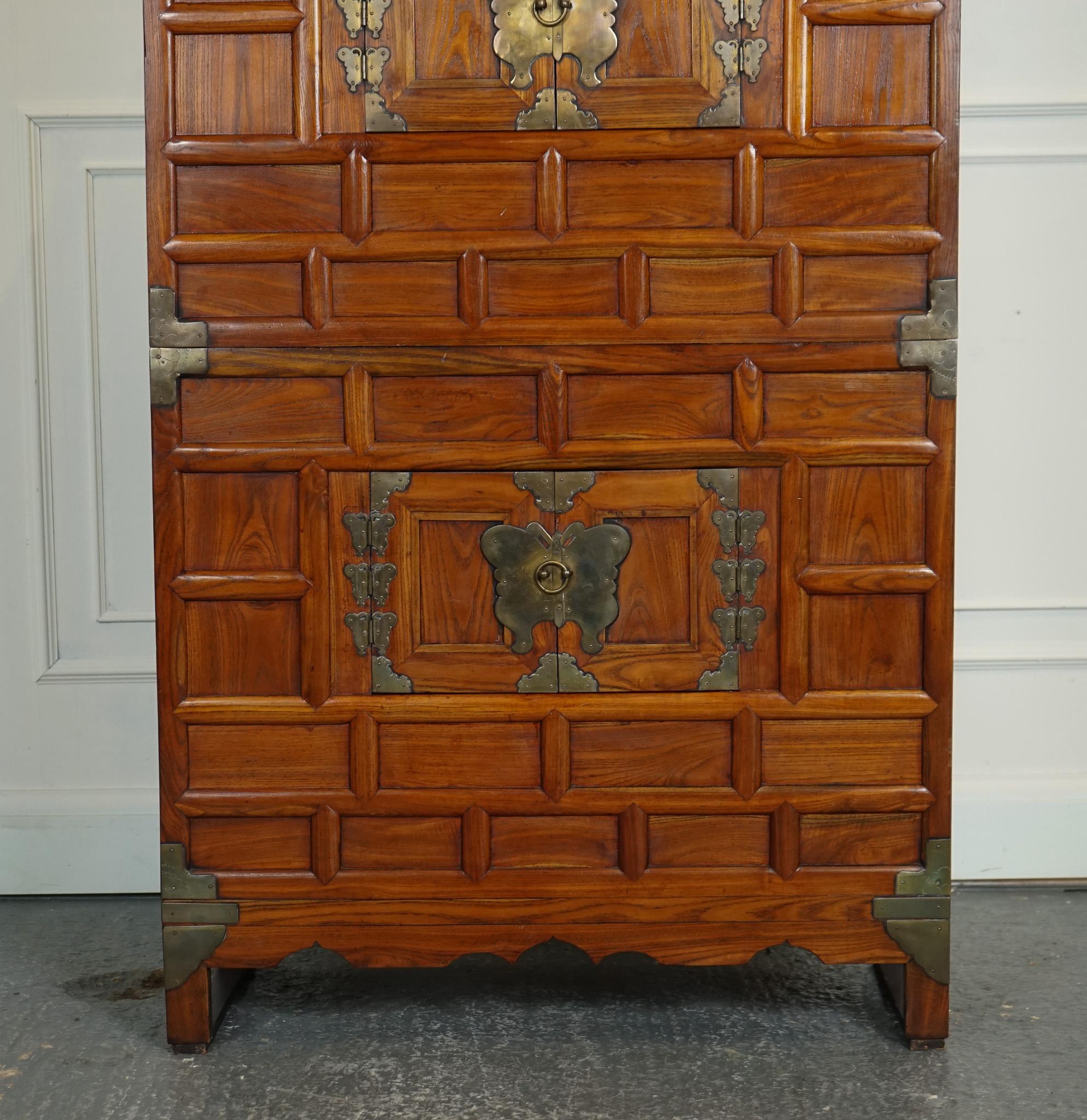 LATE 19TH CENTRY KOREAN ICH'UNG BUTTERFLY WEDDING CABINET CHEST BRASS FITiNGS J1 In Good Condition For Sale In Pulborough, GB