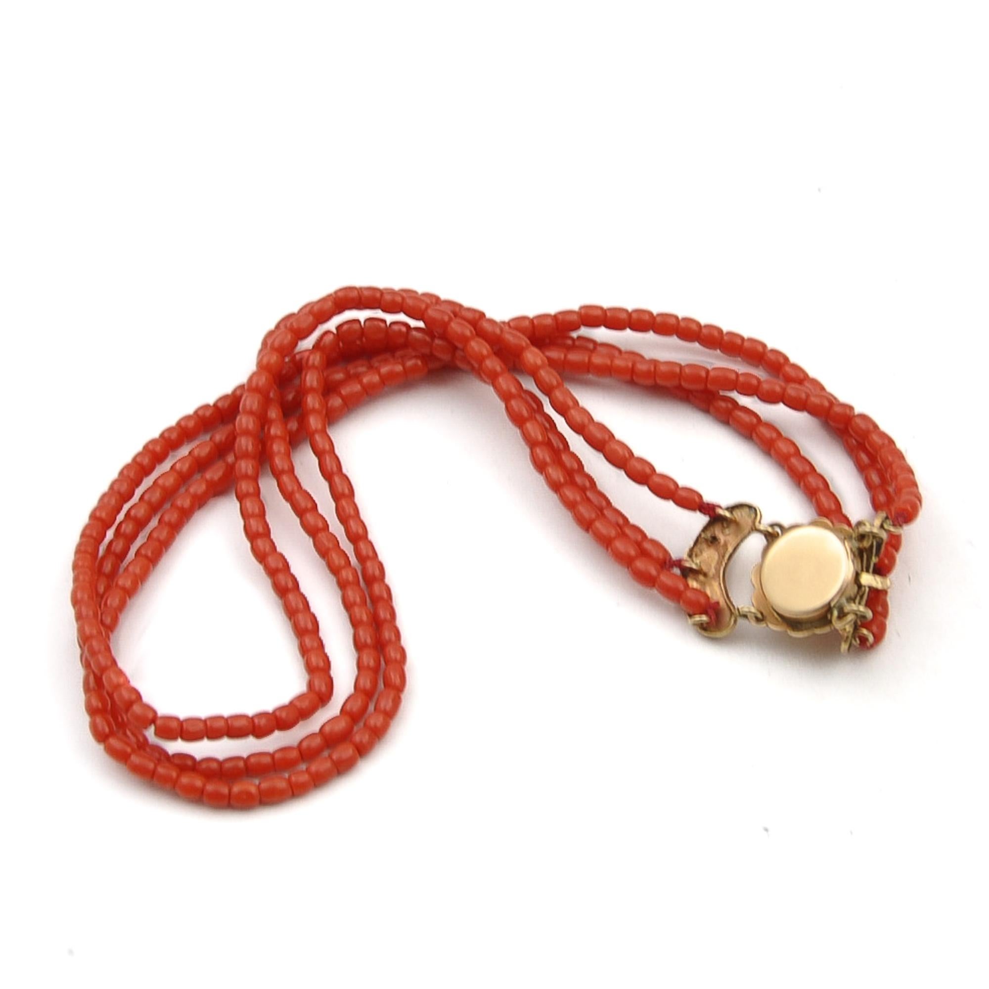 Antique 14k Gold Coral Small Size Beaded Necklace  In Good Condition For Sale In Rotterdam, NL