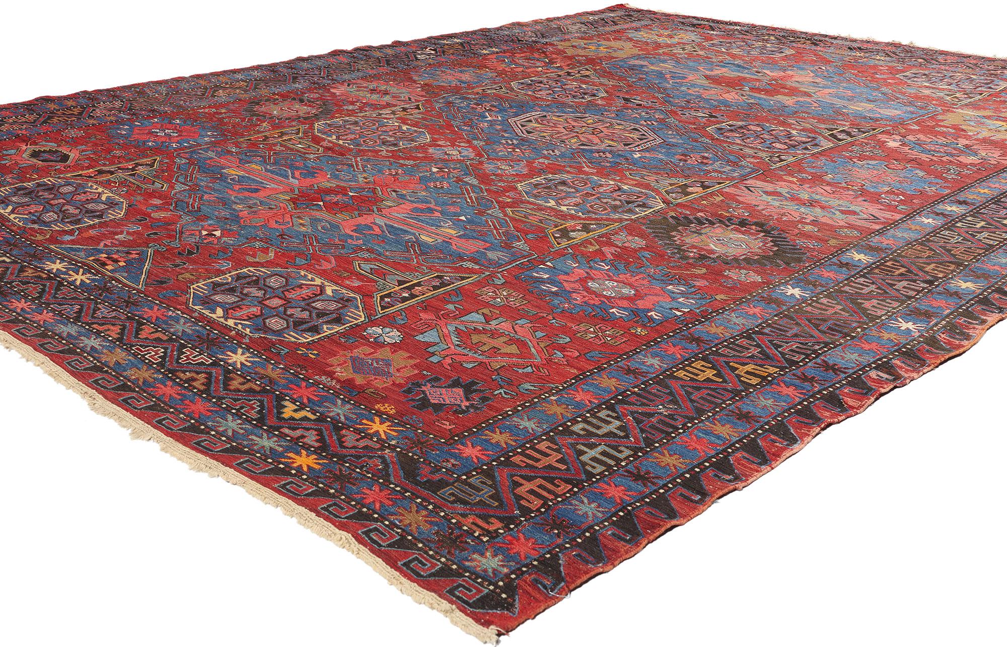78953 Tappeto Soumak caucasico antico, 08'06 x 11'05. Questo incantevole tappeto Soumak antico del Caucaso, tessuto a mano in lana, esemplifica la maestria artigianale e l'intricata lavorazione per cui lo stile Soumak è rinomato. Con la sua tecnica