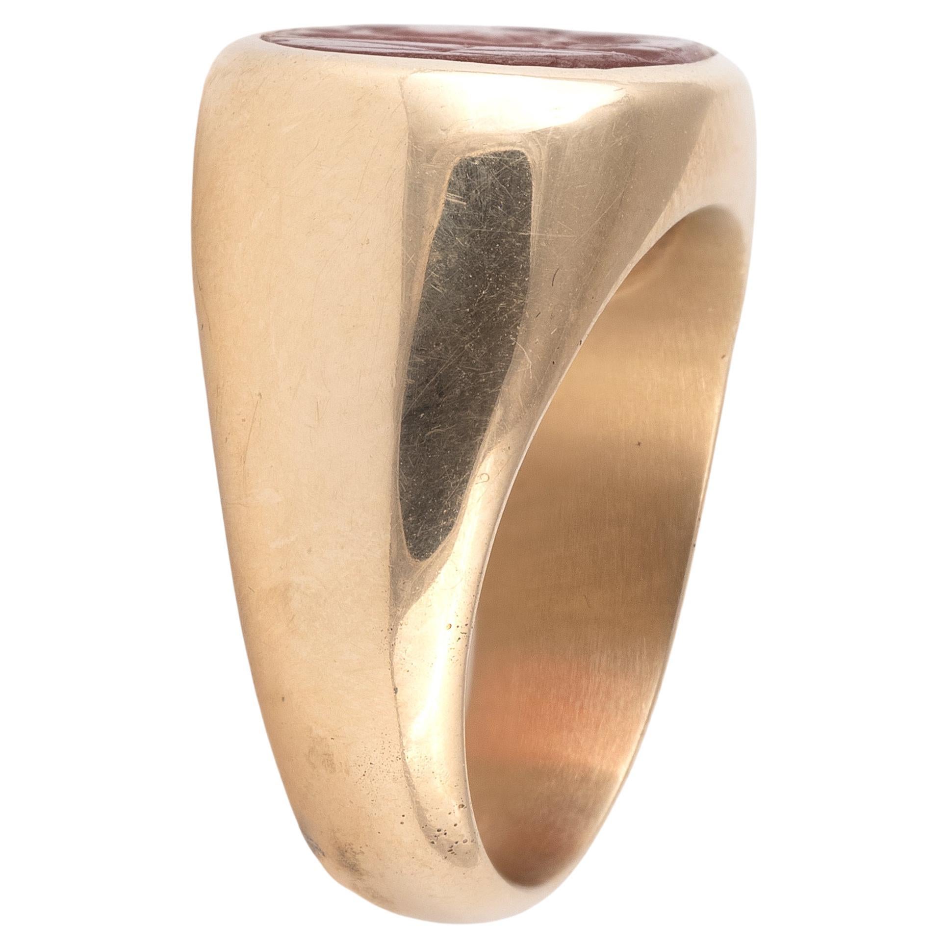 Anillo de sello de oro de 750 milésimas engastado con una calcografía erótica de cristal. 
Finales del siglo XIX
Tamaño del dedo: 9
Peso bruto: 16,3 g