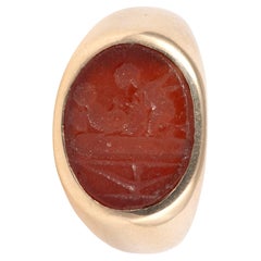 Anillo masculino erótico calcográfico de oro de 18 quilates y vítreo de finales del siglo XIX
