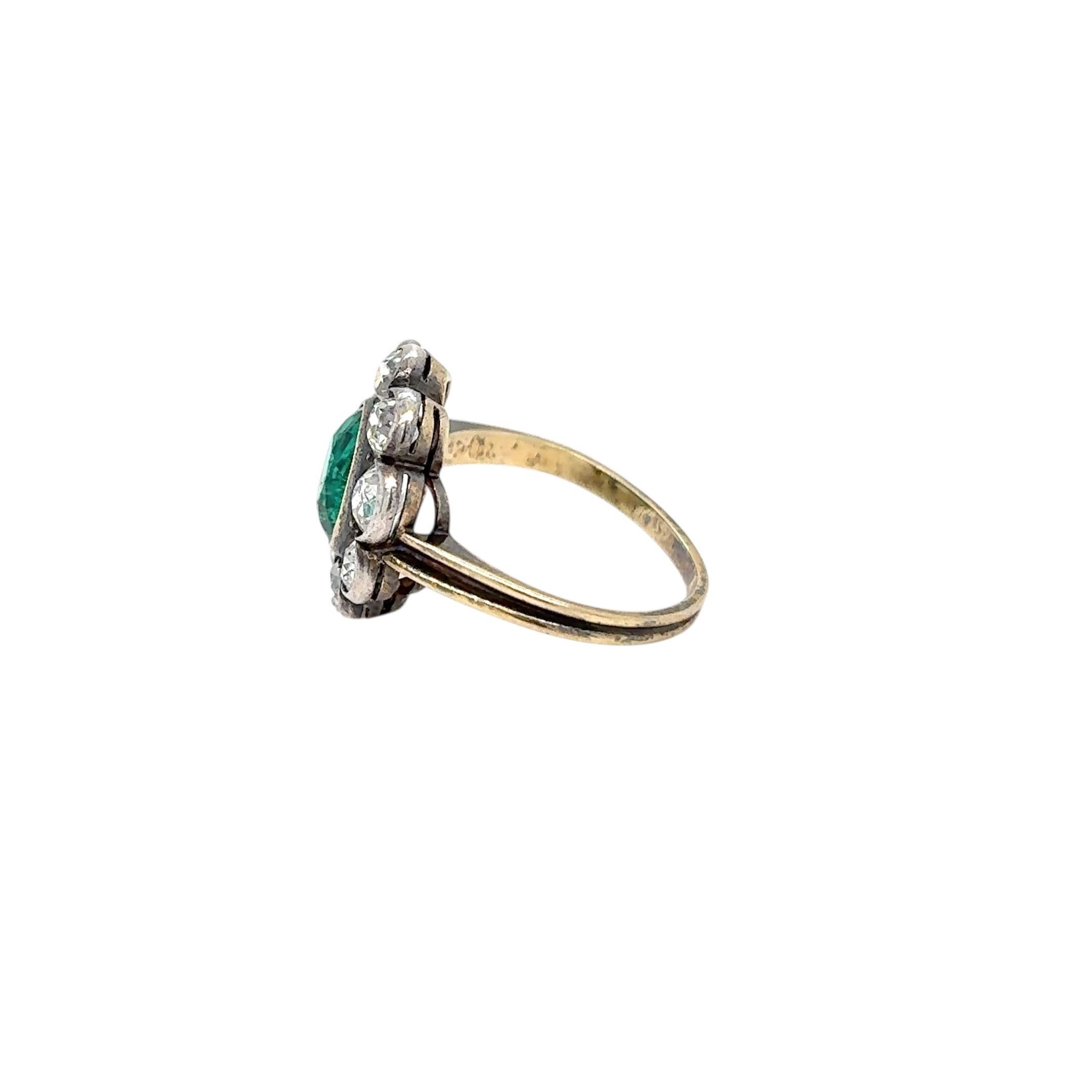 Anello antico in oro rosa 18Kt e argento con rubini e diamanti.
L'anello a grappolo è centrato da uno splendido smeraldo ovale naturale di circa 2,00 carati, accentuato da un'aureola di scintillanti diamanti taglio old mine del peso totale di circa