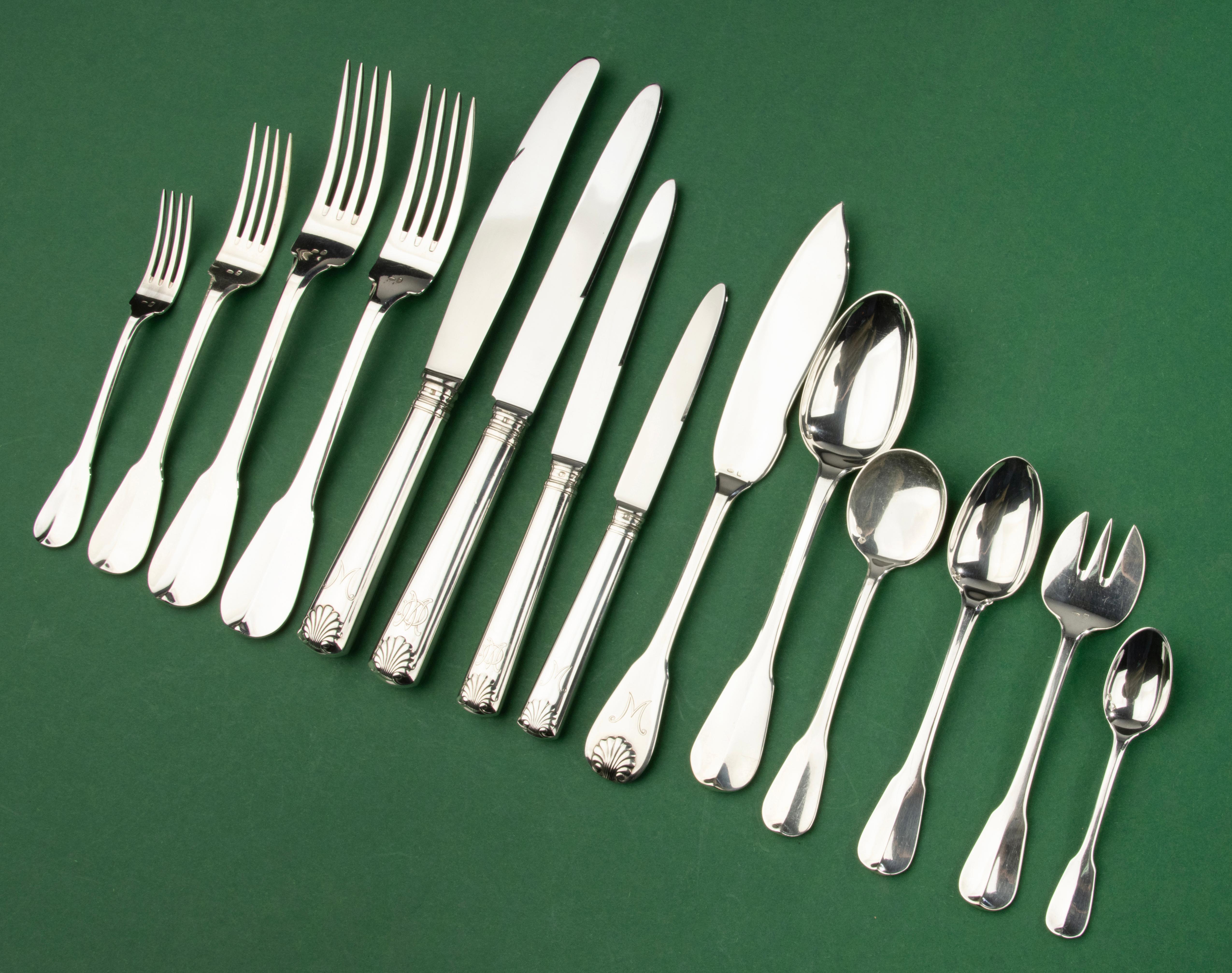 Un magnifique set de couverts en argent ancien pour 2 personnes, réalisé par l'orfèvre belge Wolfers Brussels. Ce set est idéal pour un dîner romantique luxueux et copieux pour 2 personnes, car il y a un set de couverts pour chaque plat.
L'ensemble