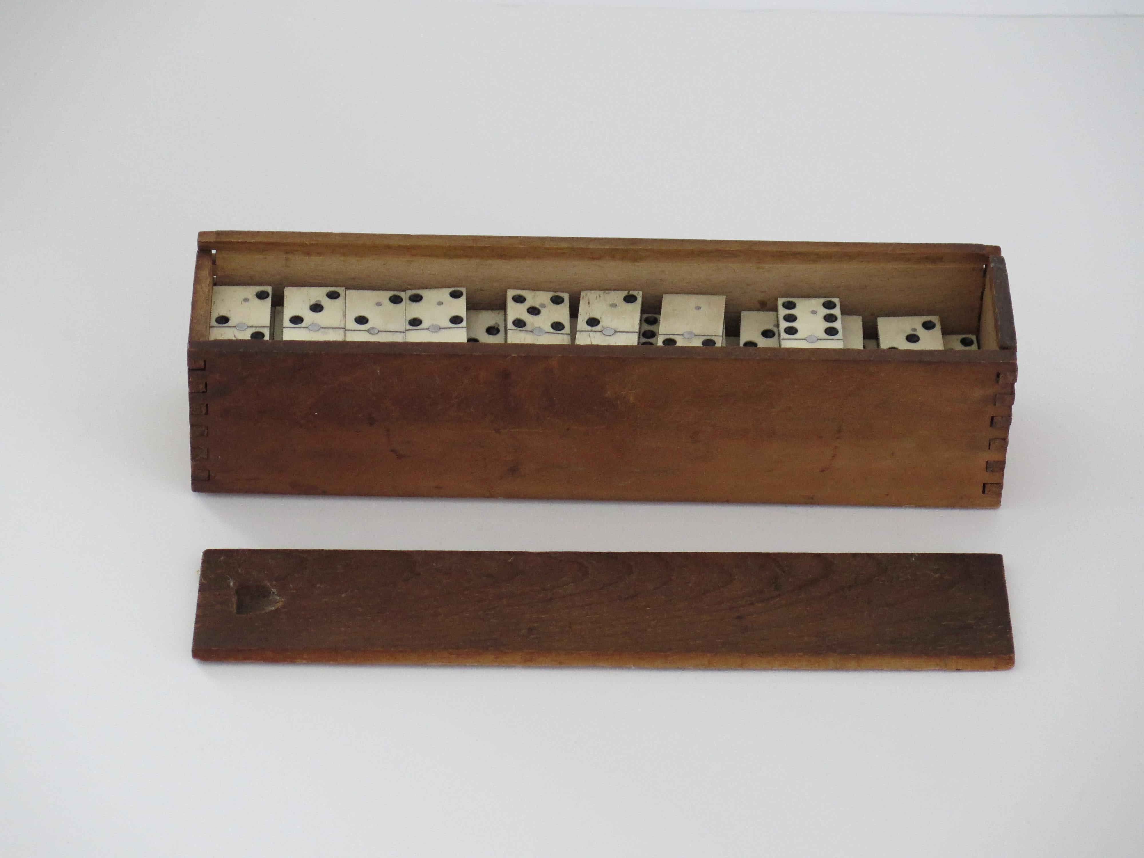 Dominoe-Spiel „9-Schale“ aus dem späten 19. Jahrhundert, 55-teilig, in zusammengefasster Hartholzschachtel (Spätviktorianisch) im Angebot