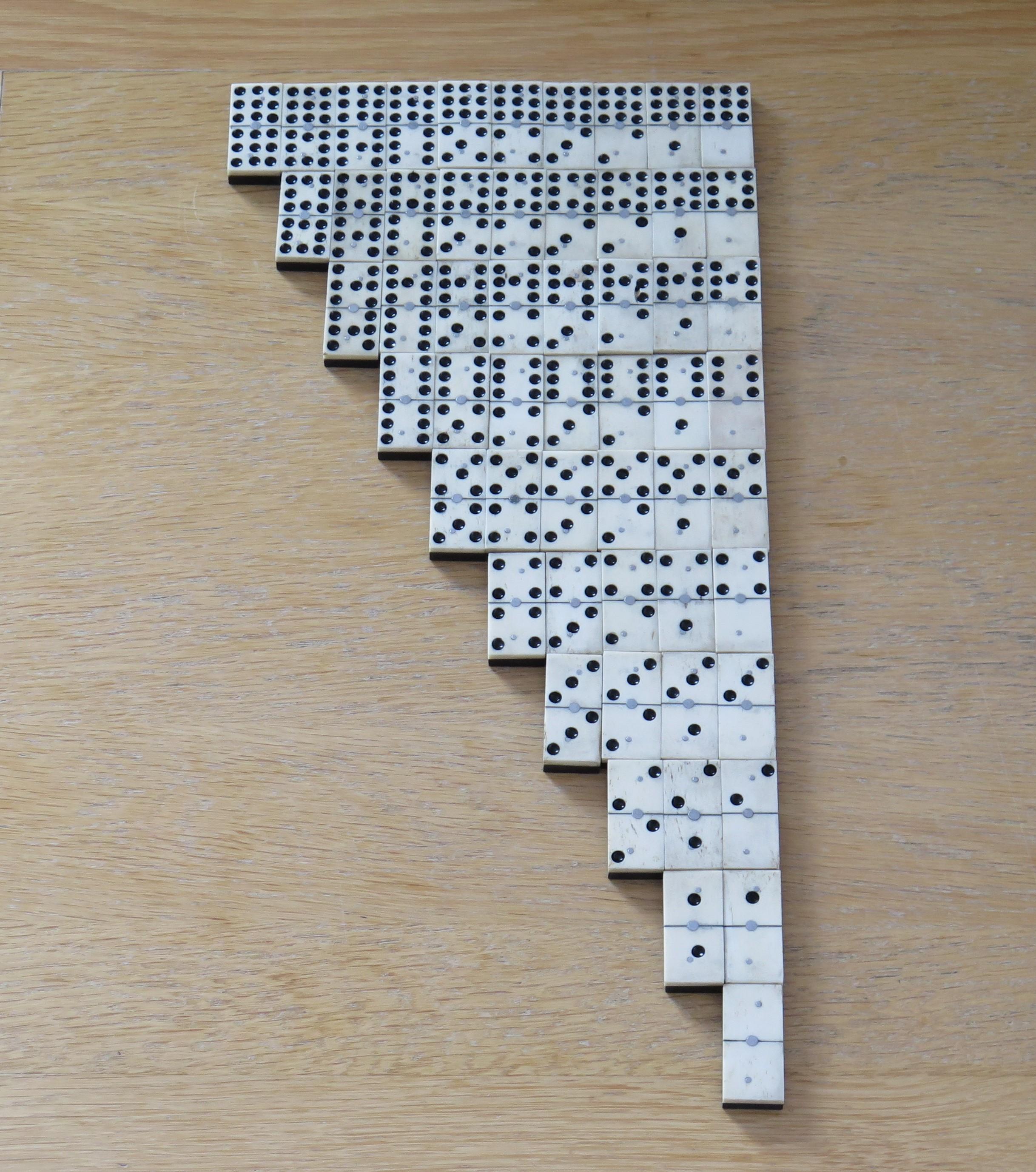 Dominoe-Spiel „9-Schale“ aus dem späten 19. Jahrhundert, 55-teilig, in zusammengefasster Hartholzschachtel (Geschwärzt) im Angebot