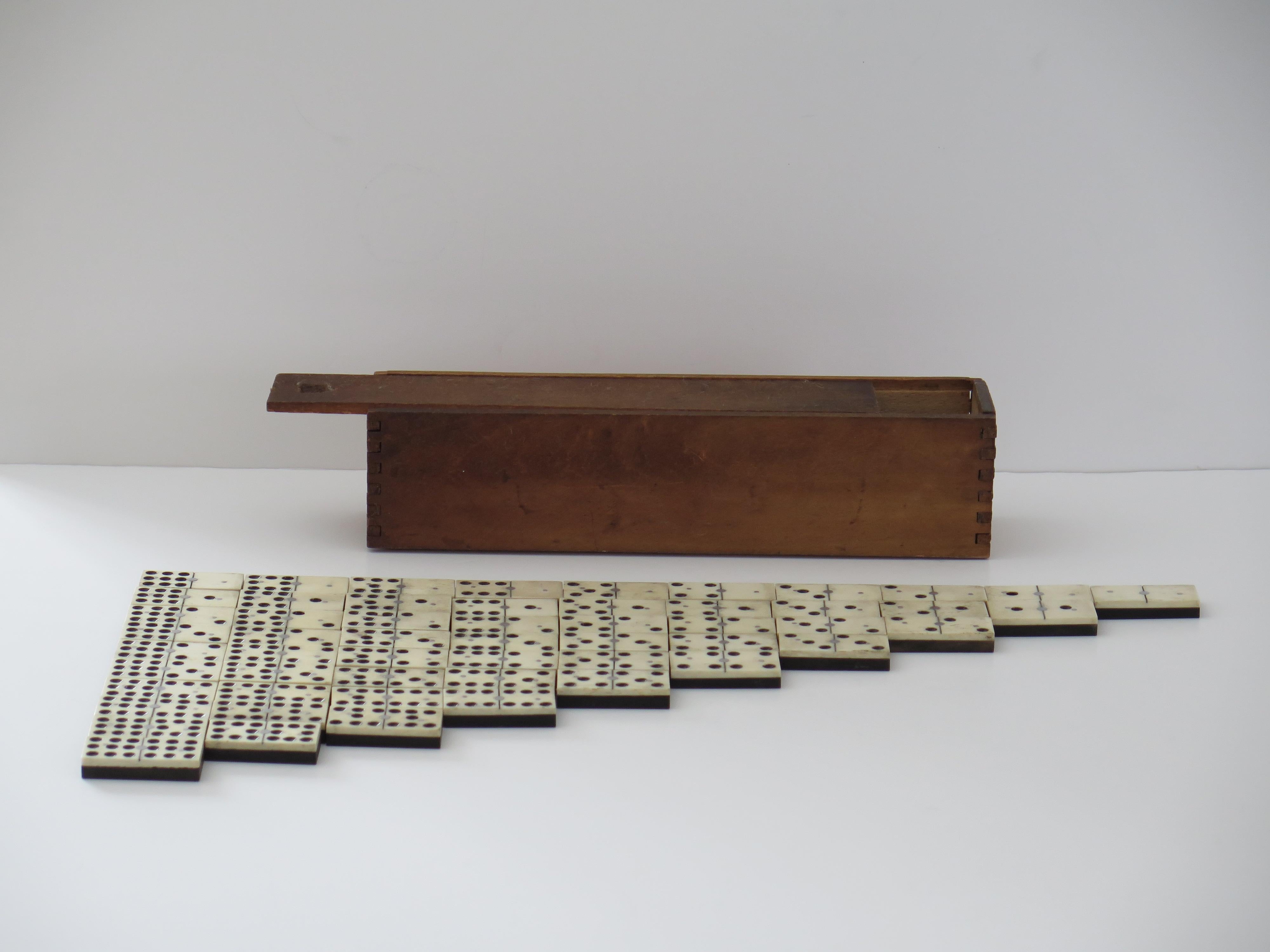 Dominoe-Spiel „9-Schale“ aus dem späten 19. Jahrhundert, 55-teilig, in zusammengefasster Hartholzschachtel im Zustand „Gut“ im Angebot in Lincoln, Lincolnshire