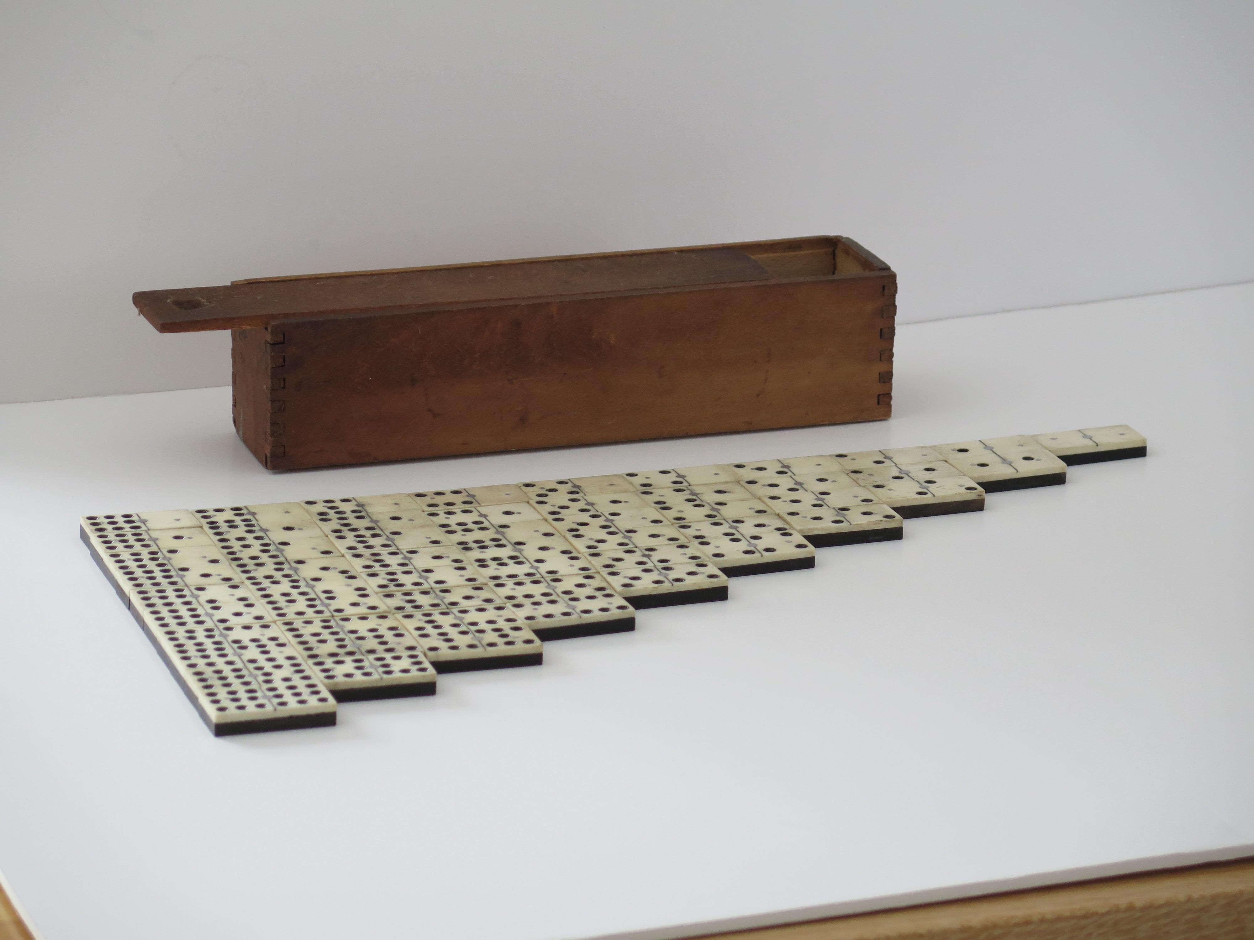 Dominoe-Spiel „9-Schale“ aus dem späten 19. Jahrhundert, 55-teilig, in zusammengefasster Hartholzschachtel (Knochen) im Angebot