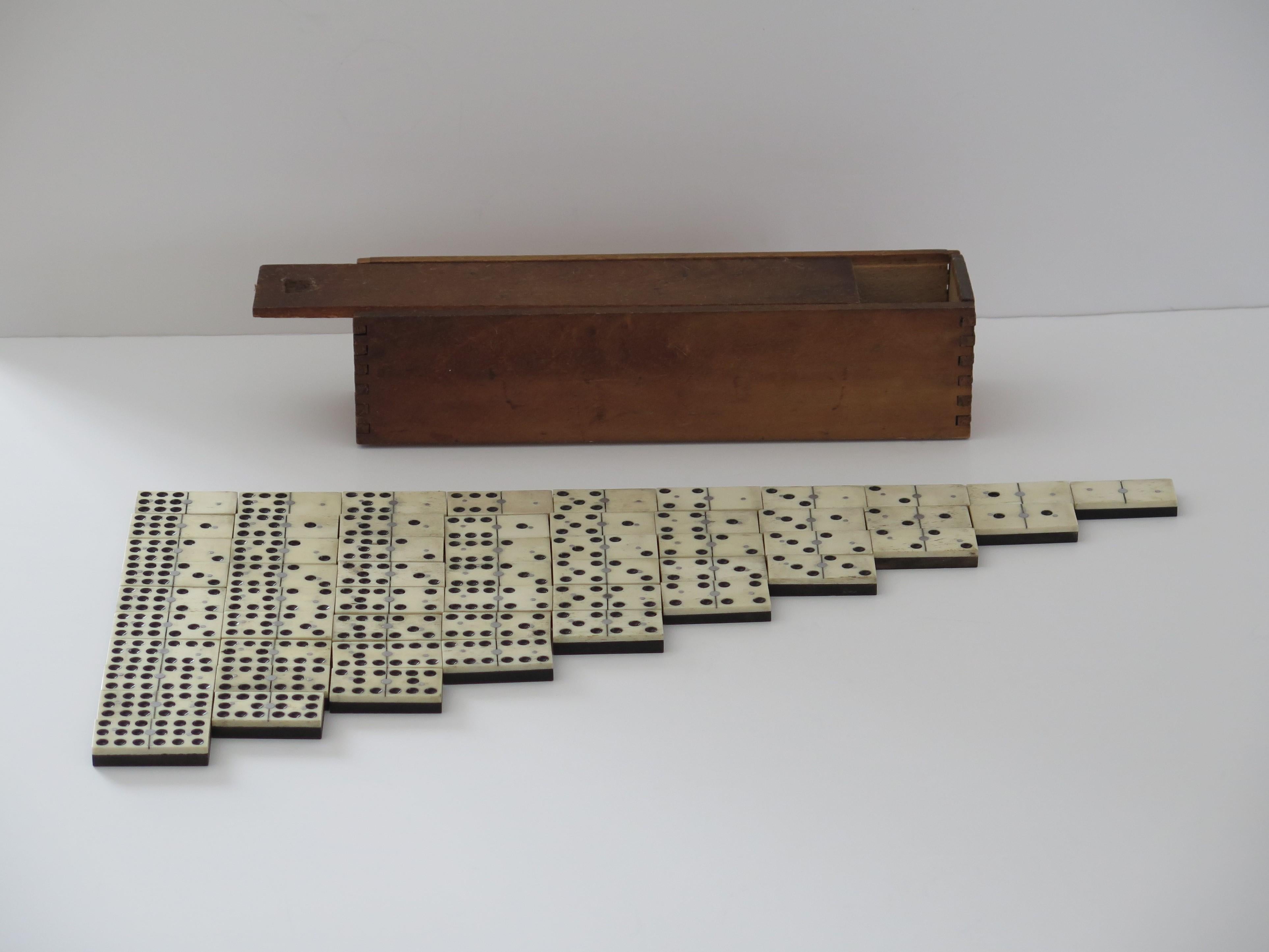 Dominoe-Spiel „9-Schale“ aus dem späten 19. Jahrhundert, 55-teilig, in zusammengefasster Hartholzschachtel im Angebot 2