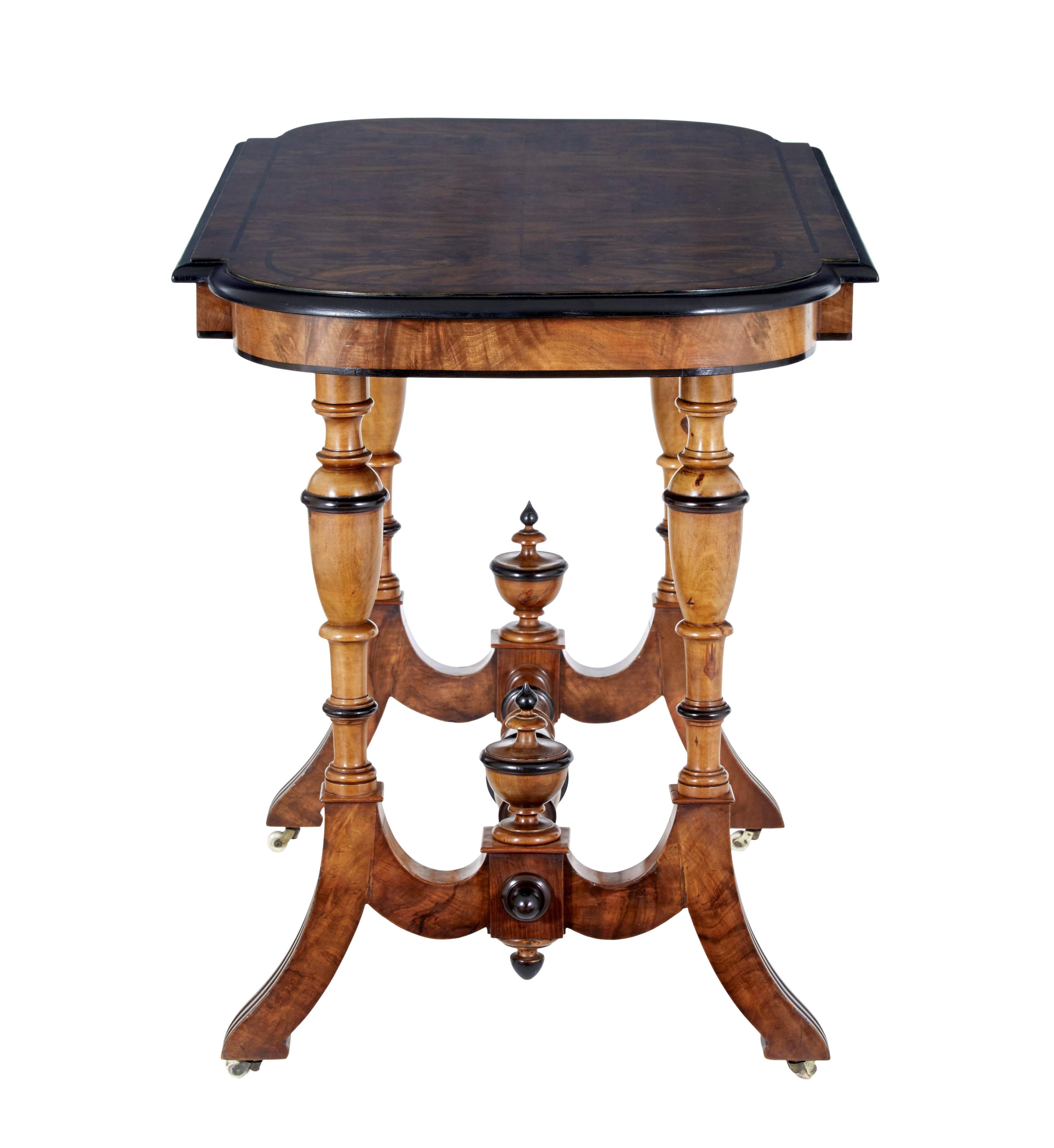 Mouvement esthétique Table d'appoint en noyer de style Aesthetic Movement de la fin du 19e siècle en vente