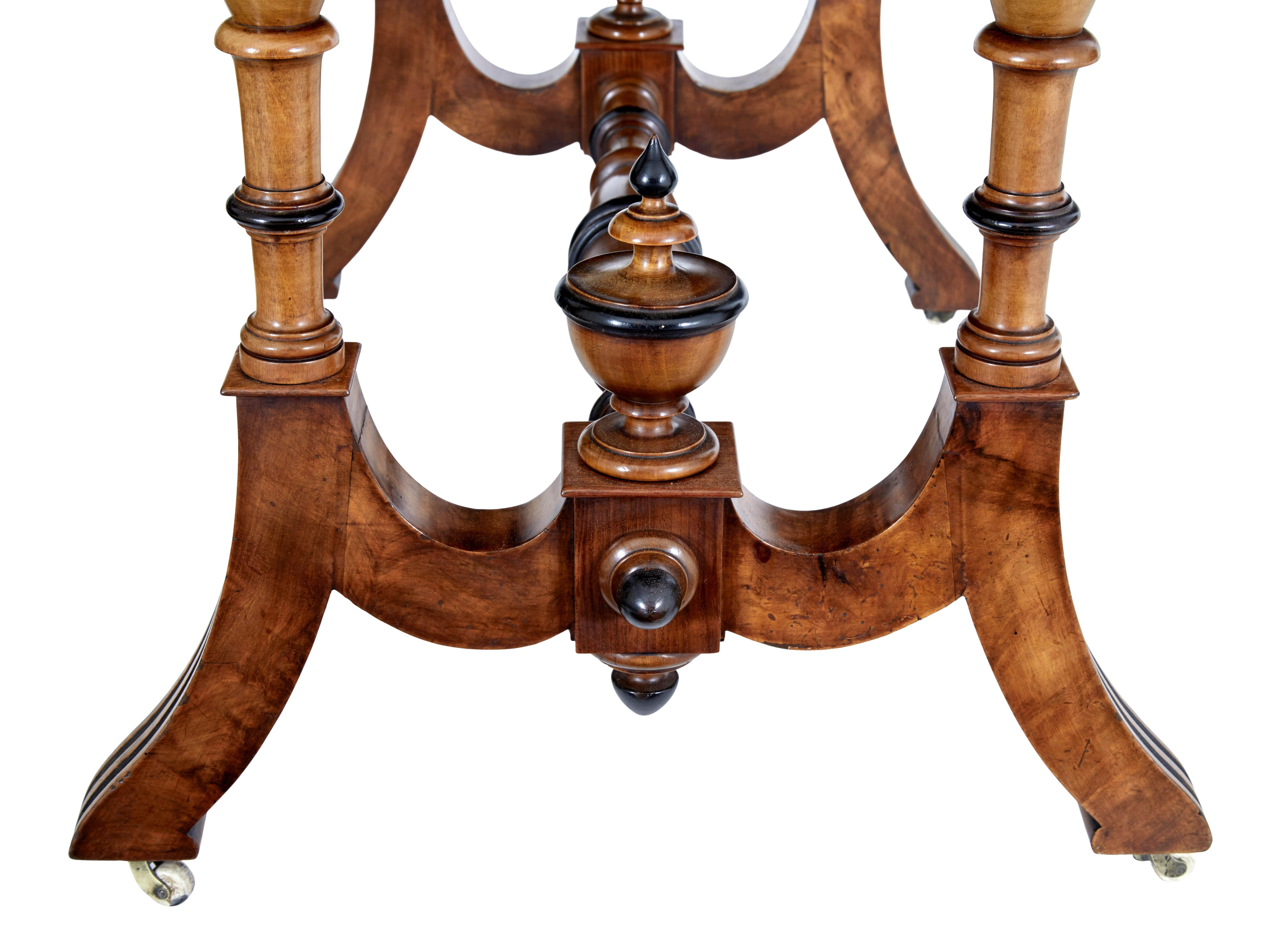 XIXe siècle Table d'appoint en noyer de style Aesthetic Movement de la fin du 19e siècle en vente