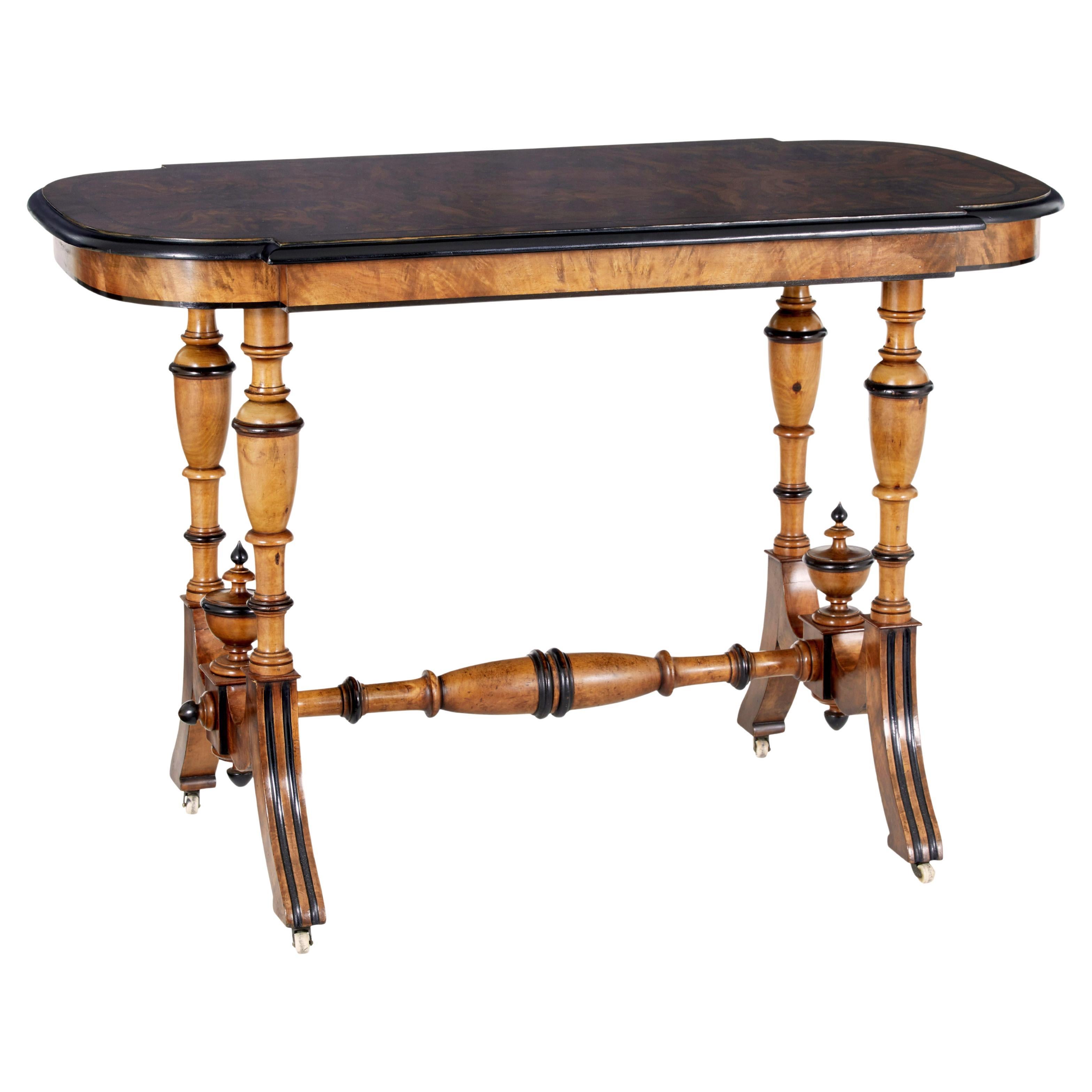 Table d'appoint en noyer de style Aesthetic Movement de la fin du 19e siècle en vente