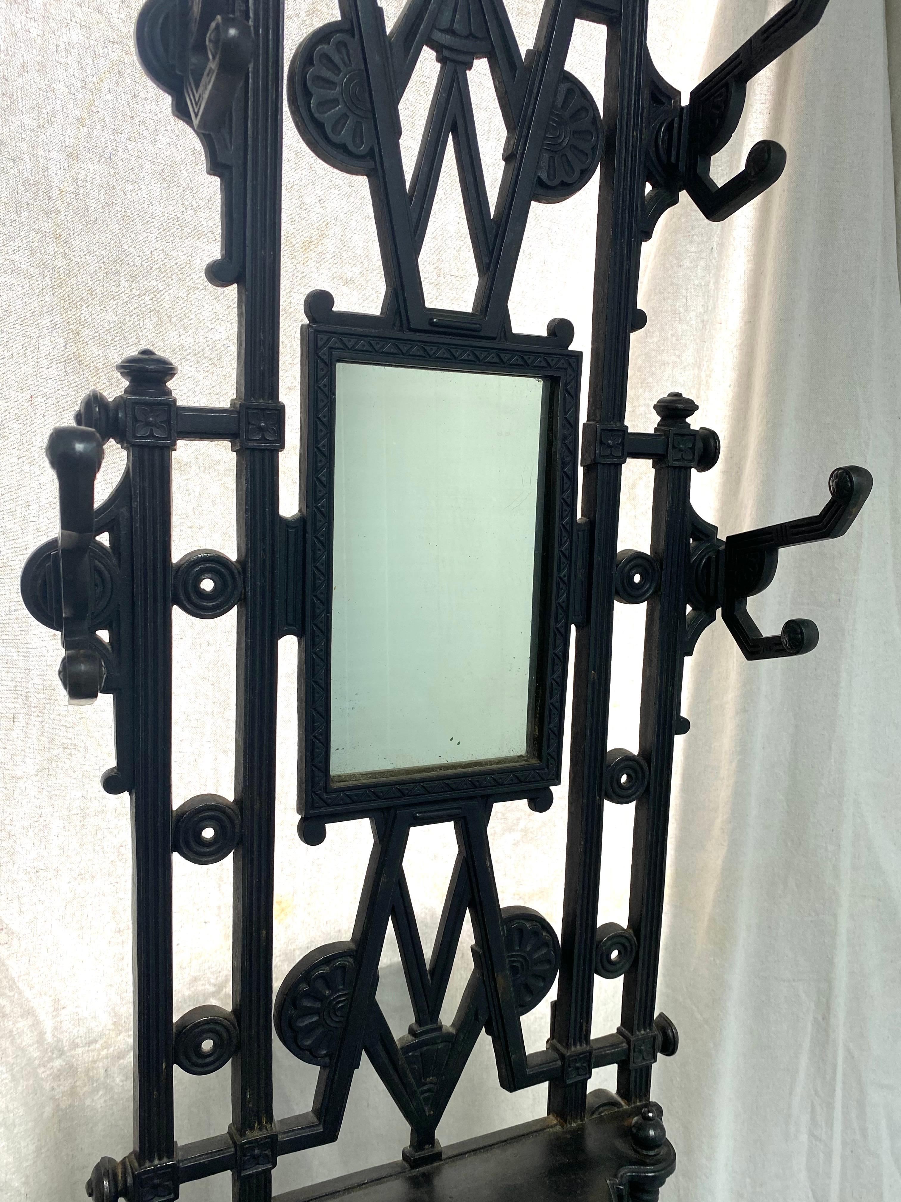 Late 19th century Aesthetic Period Victorian English Cast Iron Hall Tree In Good Condition For Sale In Southampton, NJ