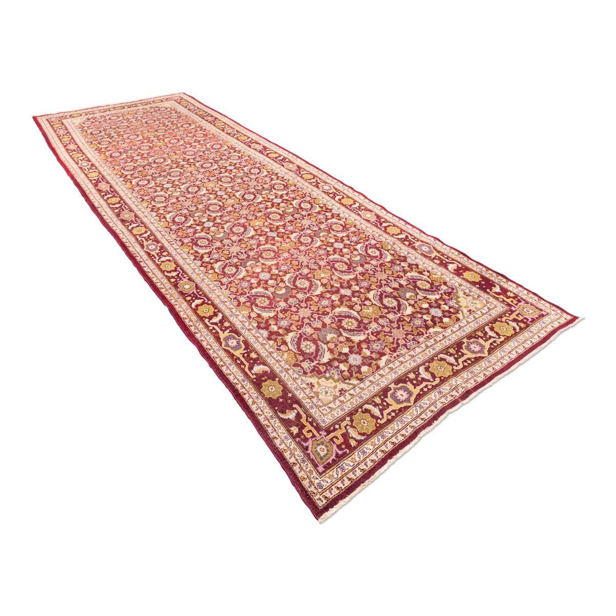 Classic Agra rug from India Agra. Measures: 4,45 x 1,60 m.
- Produced at the end of the 19th century for the English market of the time.
- In its Classic design the influence of Classic rugs is recognized.
- The shades used in burgundy wine are