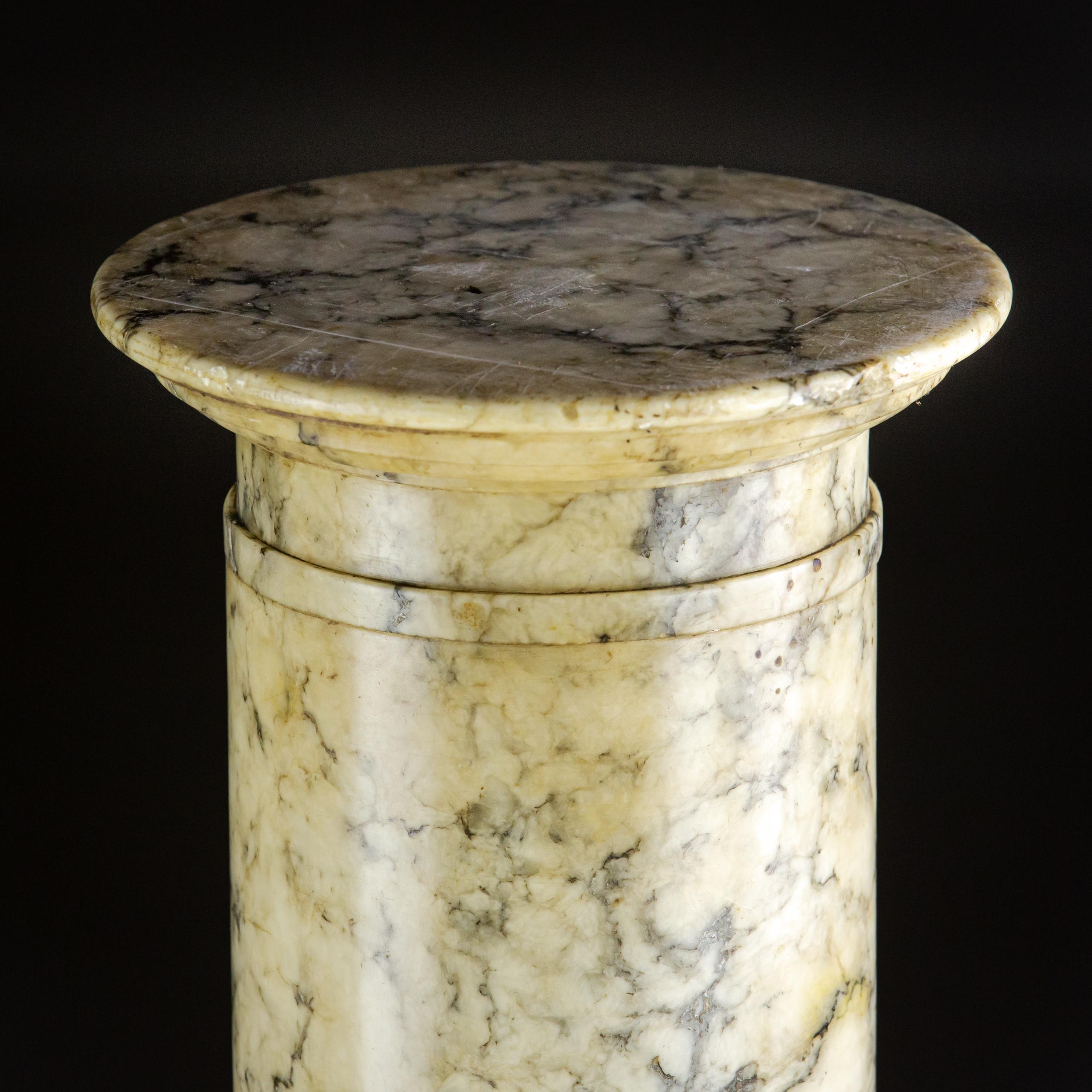 Italiano Colonna in alabastro della fine del XIX secolo in vendita