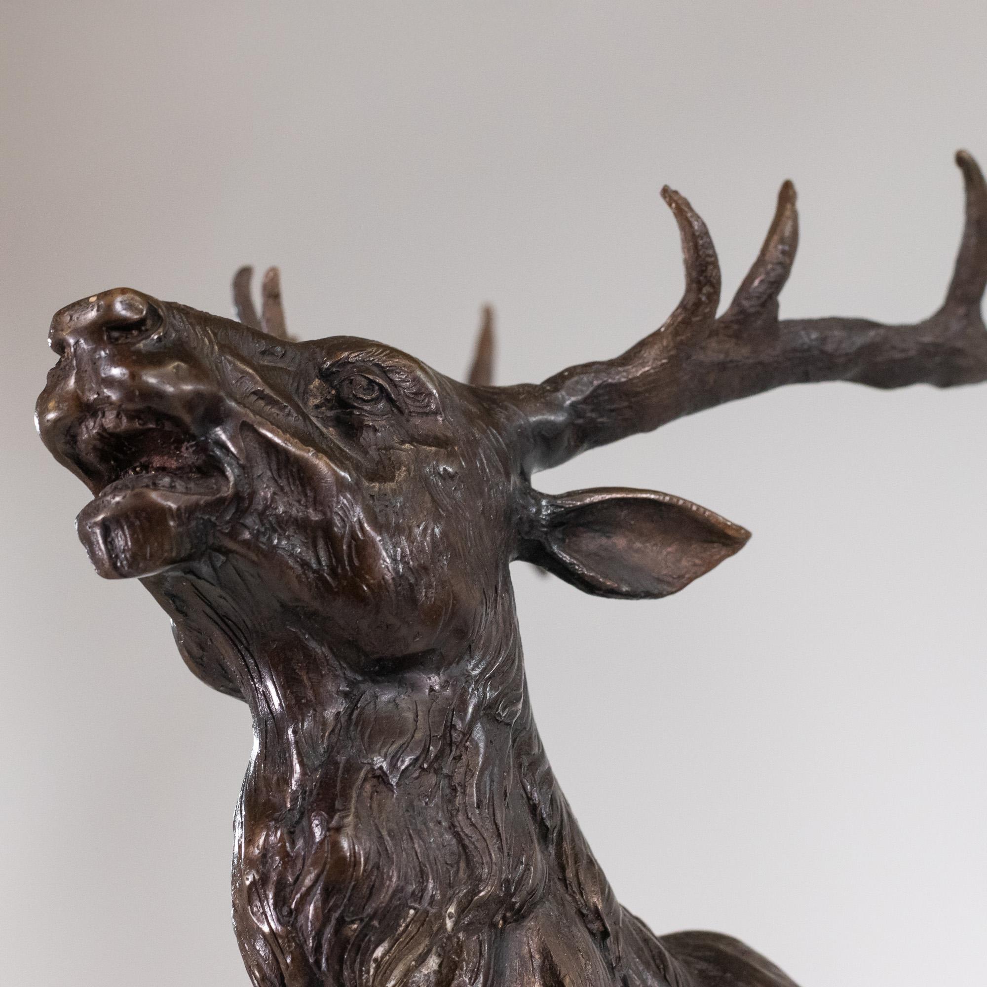 Sculpture américaine en bronze de la fin du 19e siècle Cerf sauvage sur socle en marbre en vente 2