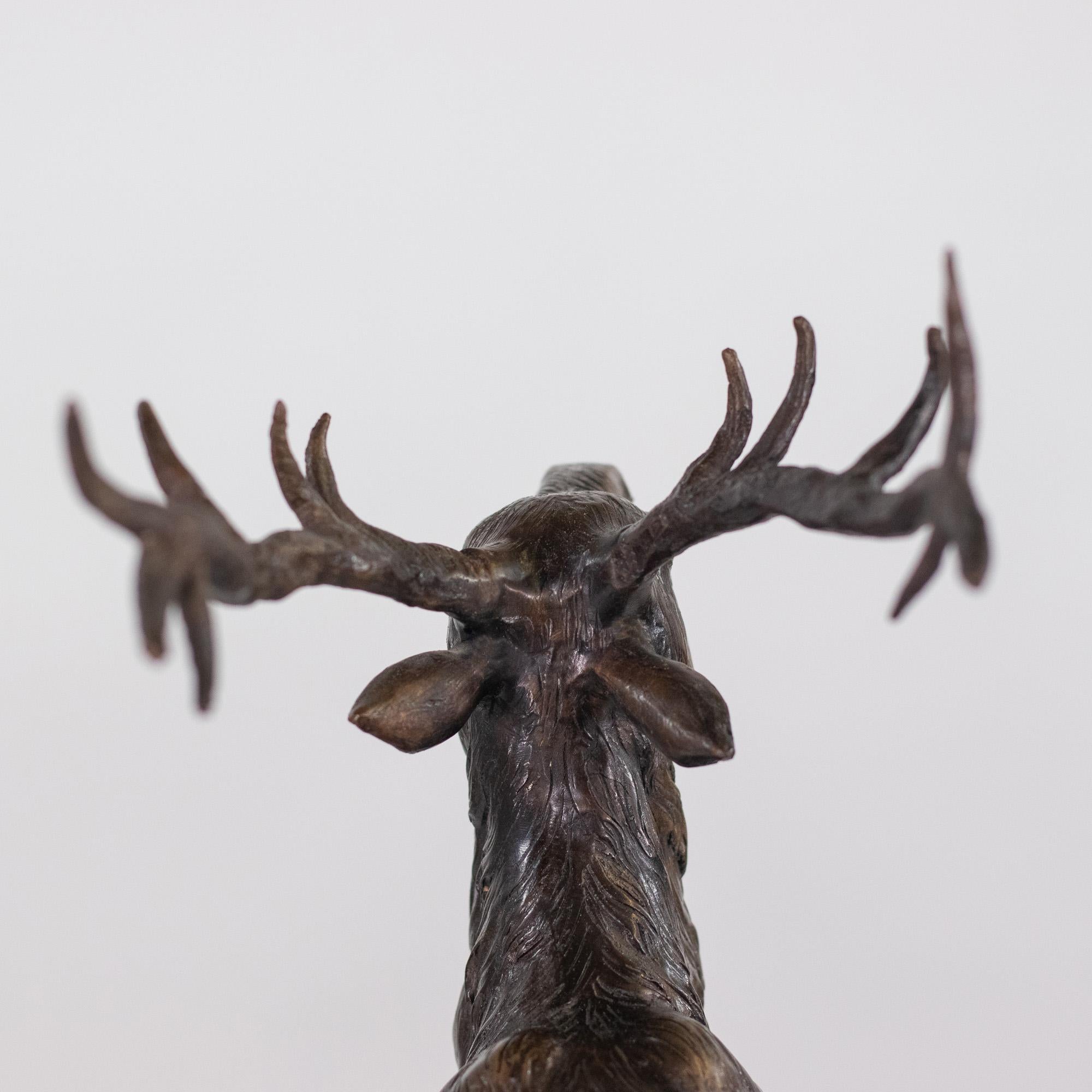 Sculpture américaine en bronze de la fin du 19e siècle Cerf sauvage sur socle en marbre en vente 4