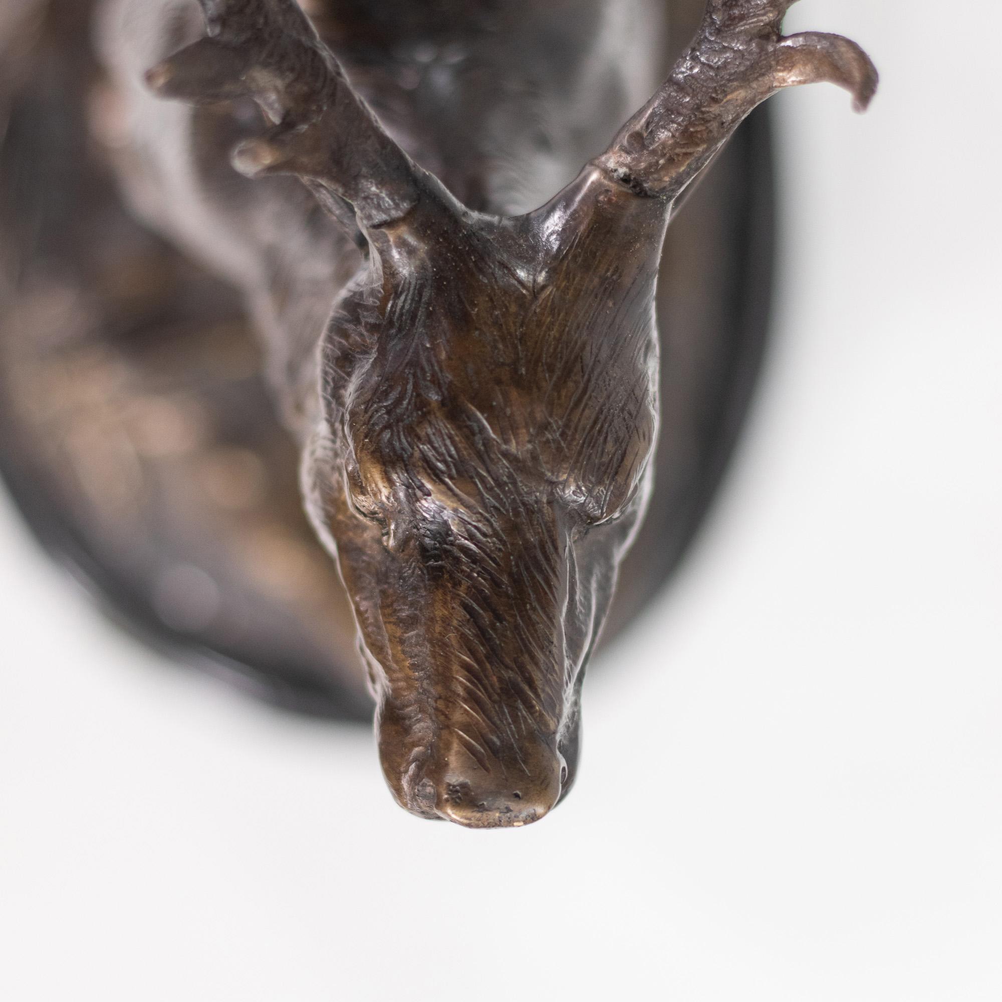 Sculpture américaine en bronze de la fin du 19e siècle Cerf sauvage sur socle en marbre en vente 11