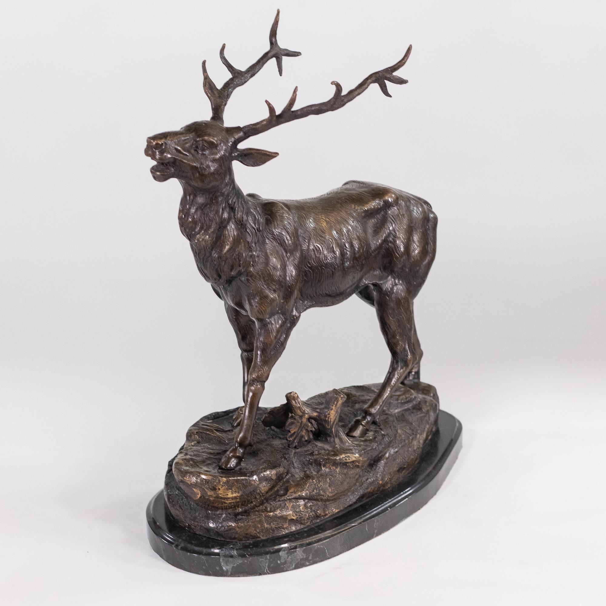 Américain Sculpture américaine en bronze de la fin du 19e siècle Cerf sauvage sur socle en marbre en vente