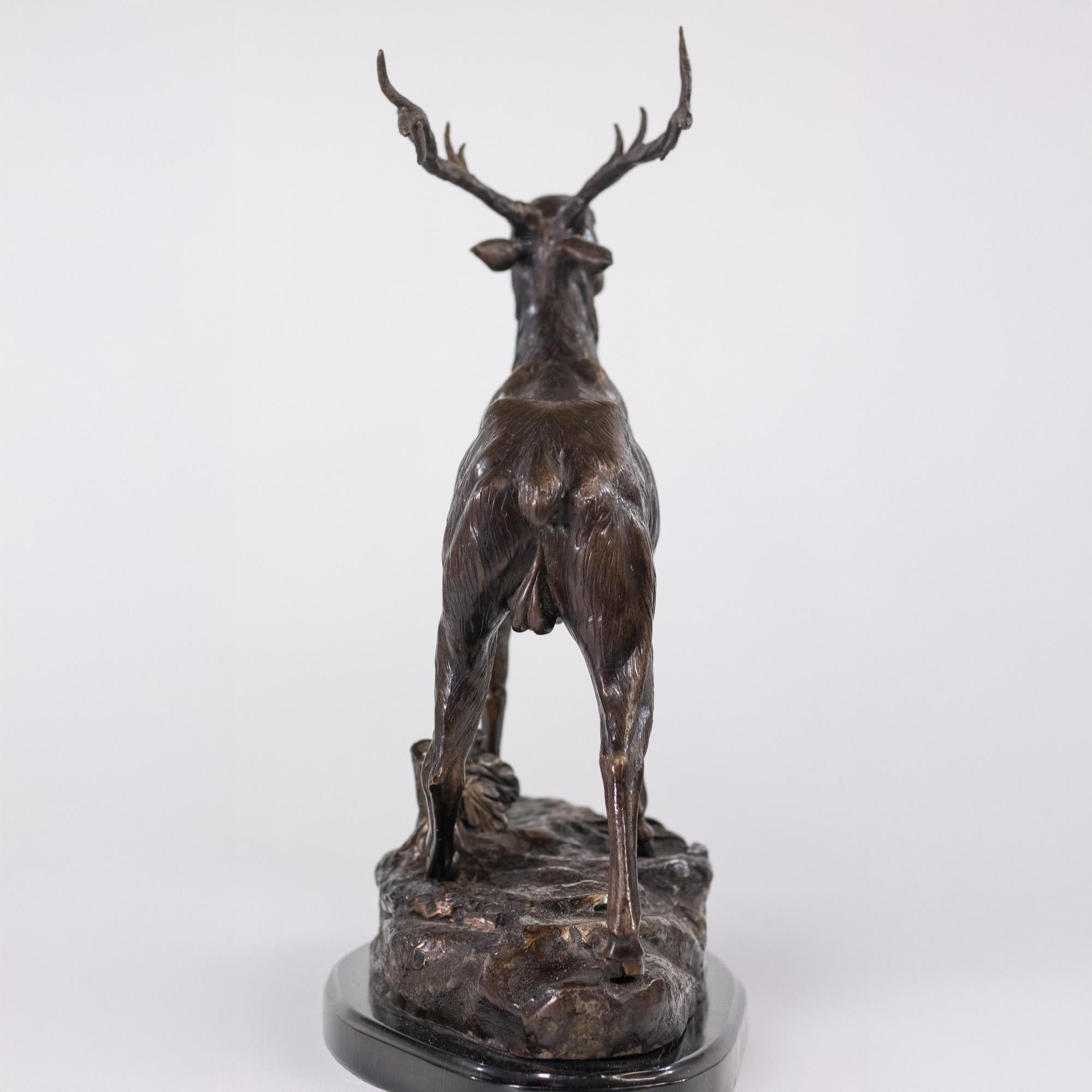 XIXe siècle Sculpture américaine en bronze de la fin du 19e siècle Cerf sauvage sur socle en marbre en vente