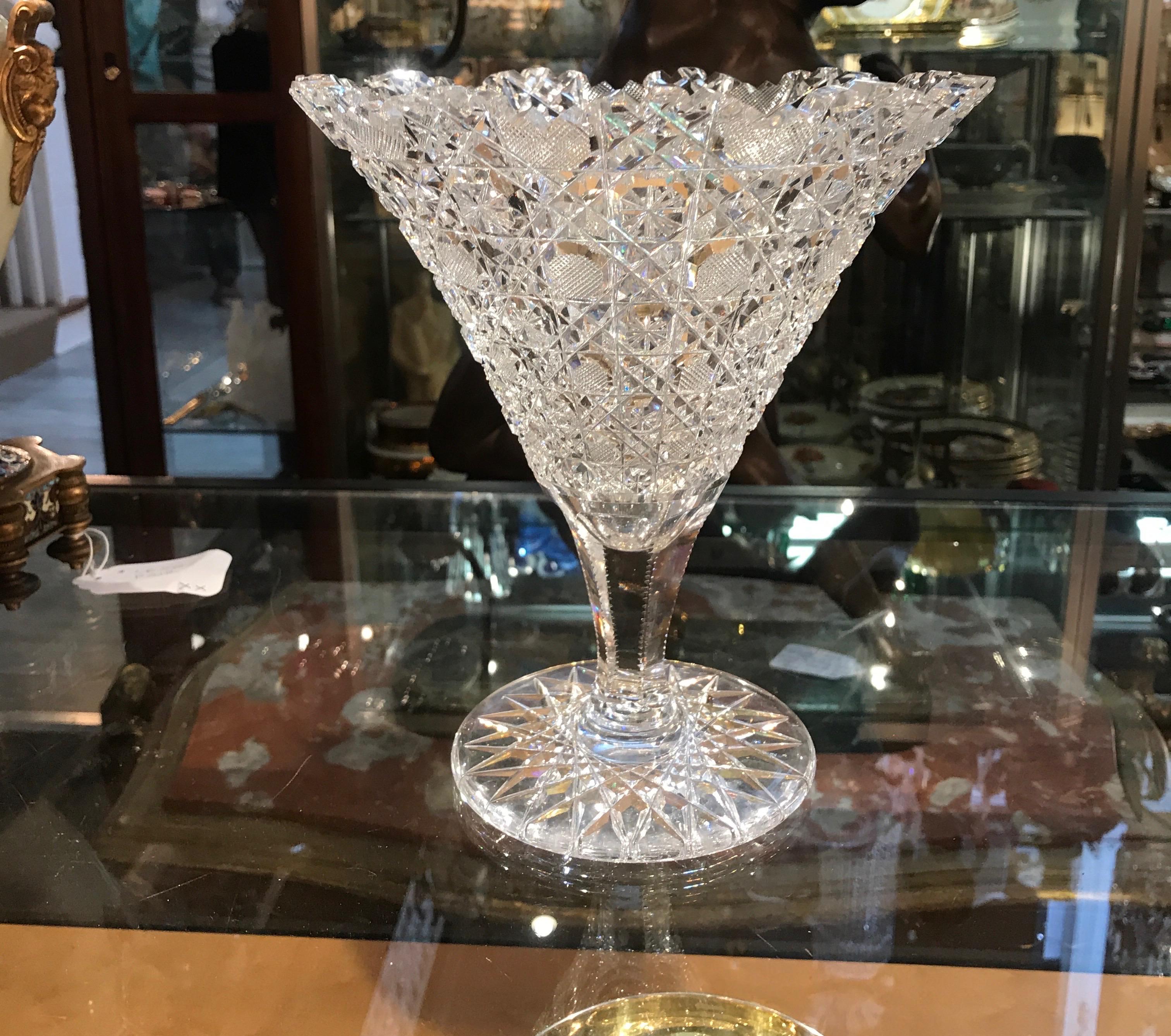 Superbe vase trompette en verre taillé brillant américain. des centaines de facettes de bijoux taillées et polies à la main par des maîtres tailleurs vers 1890. Le verre américain brillant est très réfléchissant et ressemble à un miroir en raison de