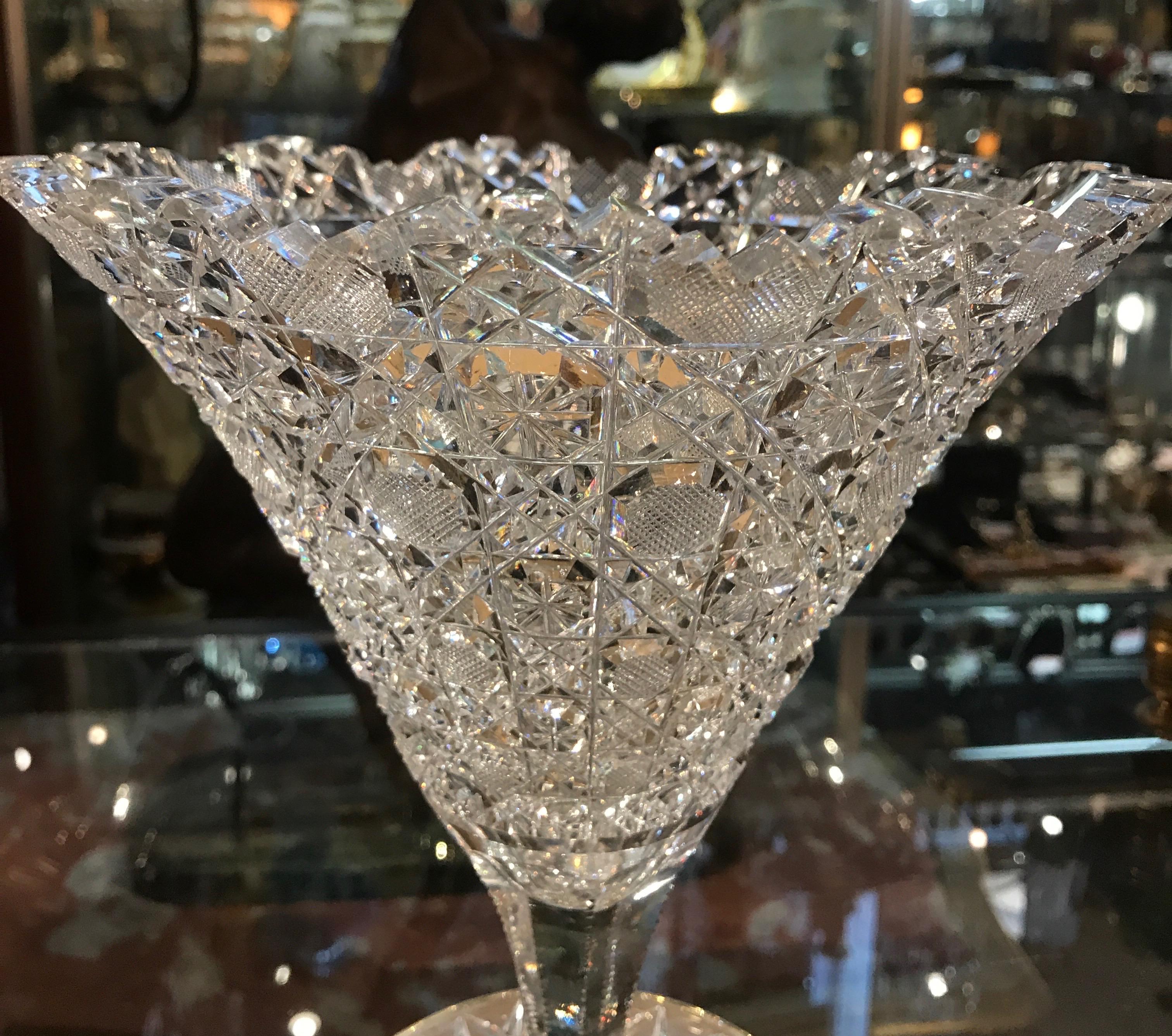 Vase trompette en verre taillé américain de la fin du XIXe siècle Excellent état à Lambertville, NJ