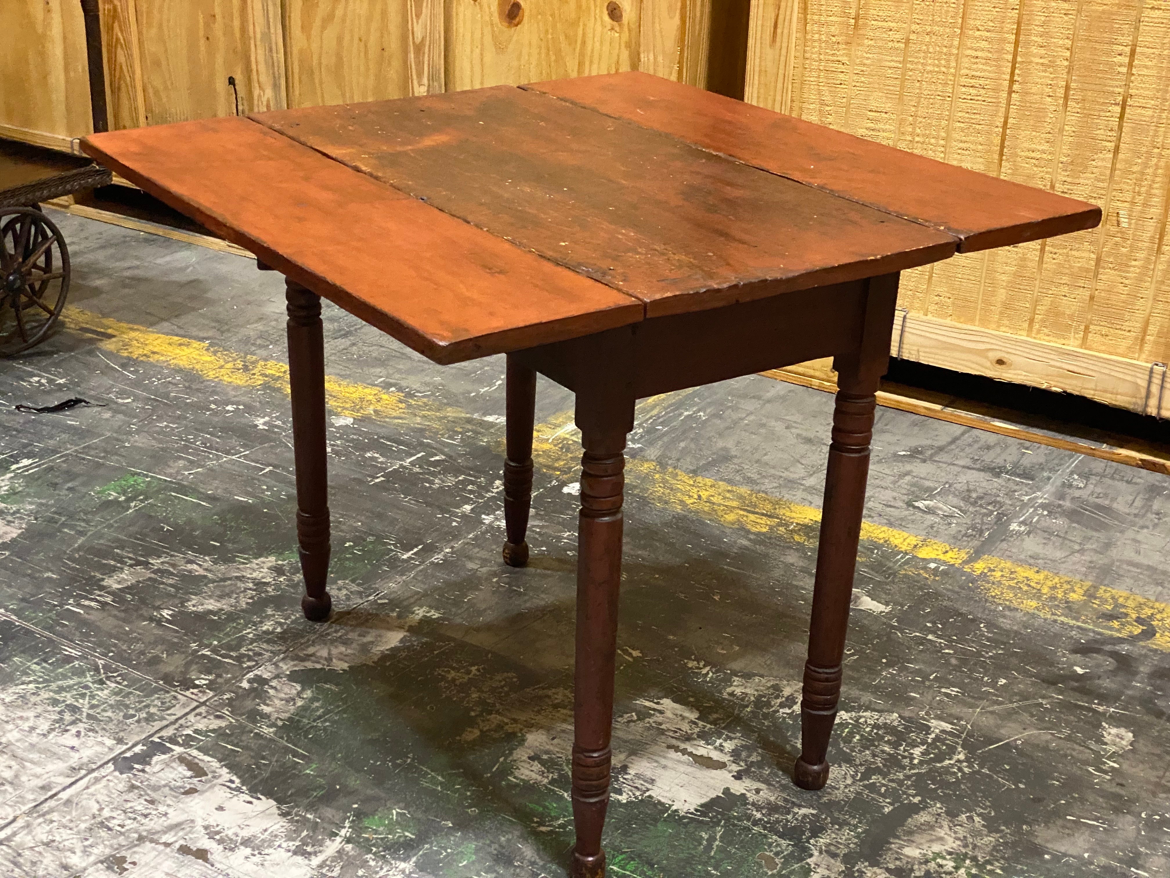 Amerikanischer Drop Leaf Tisch mit gedrechselten Beinen aus dem späten 19.
Dieser antike Klapptisch ist ein schönes Beispiel für frühes funktionales Design. Er hat eine kompakte Form und klappbare Blätter, die zur Vergrößerung der Fläche ausgezogen