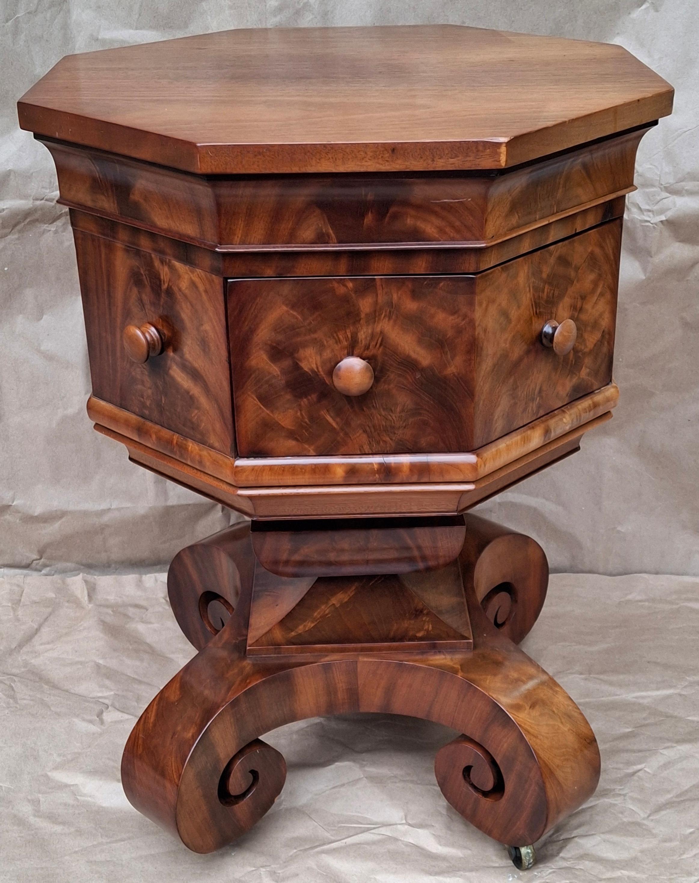 Stile impero americano Tavolino ottangolare in mogano Empire Crotch della fine del XIX secolo in vendita