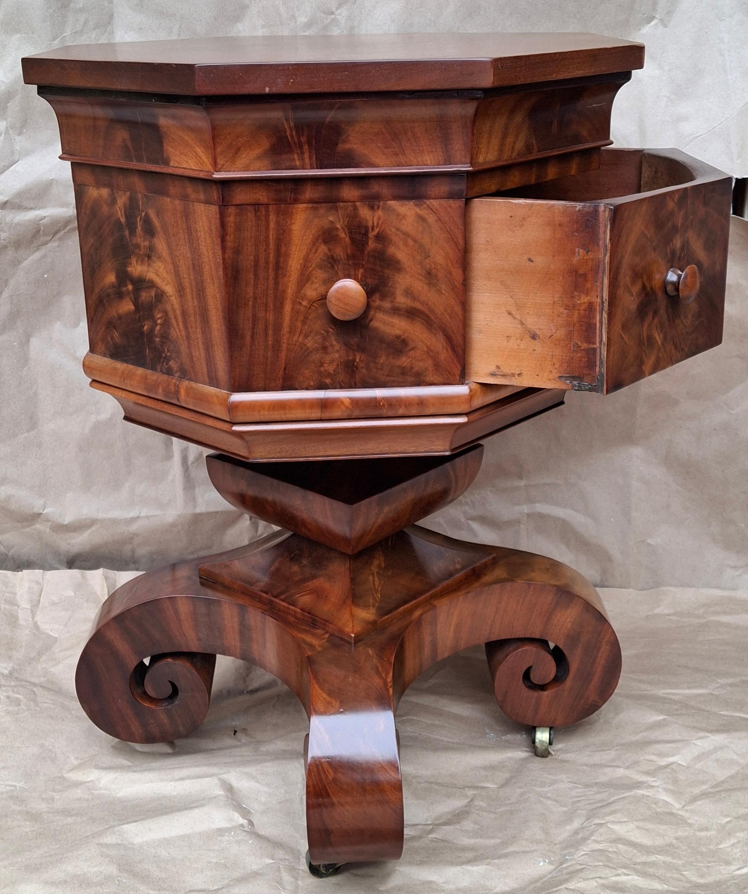 Tavolino ottangolare in mogano Empire Crotch della fine del XIX secolo In condizioni buone in vendita a Germantown, MD
