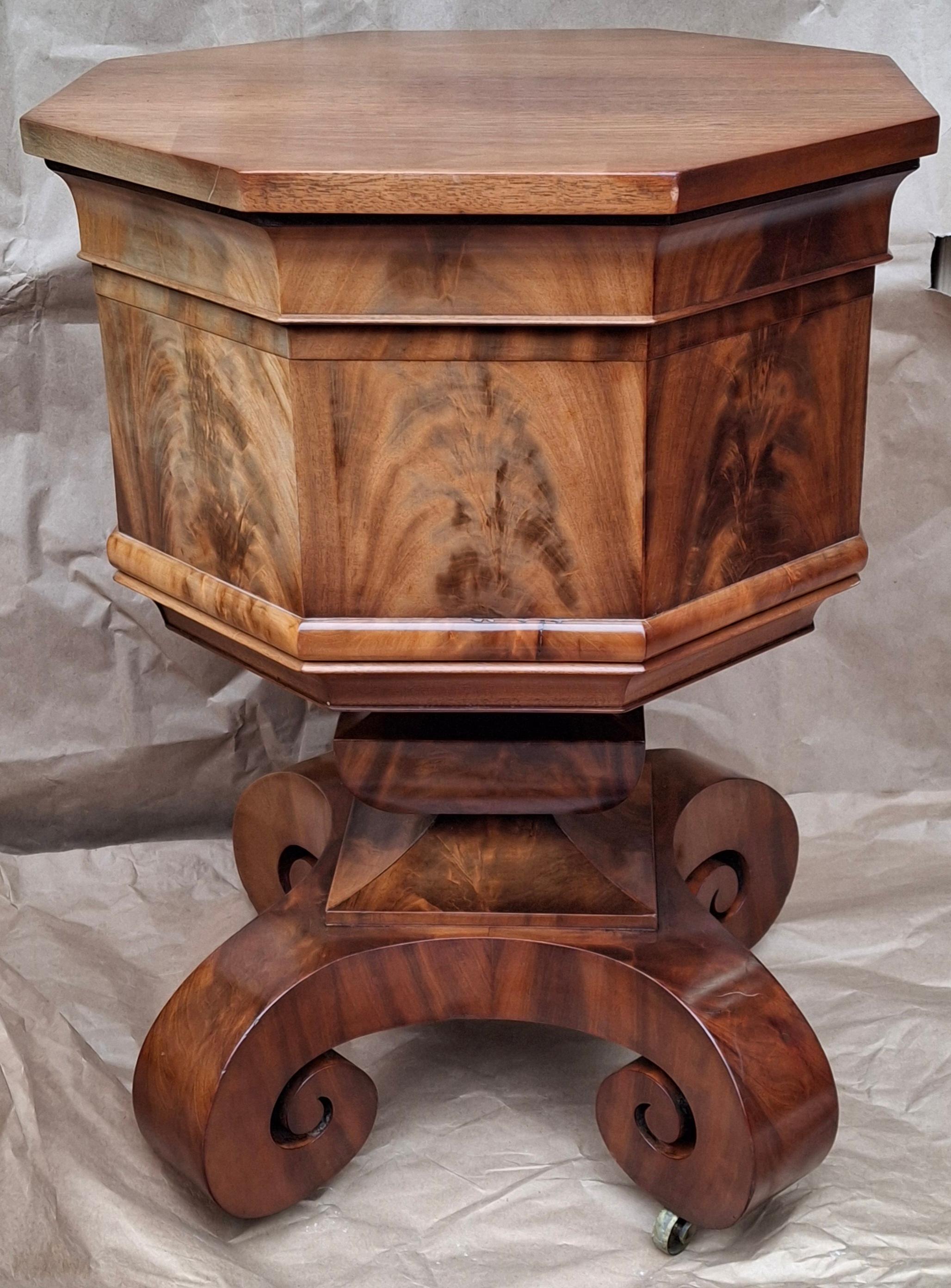 Tavolino ottangolare in mogano Empire Crotch della fine del XIX secolo in vendita 1