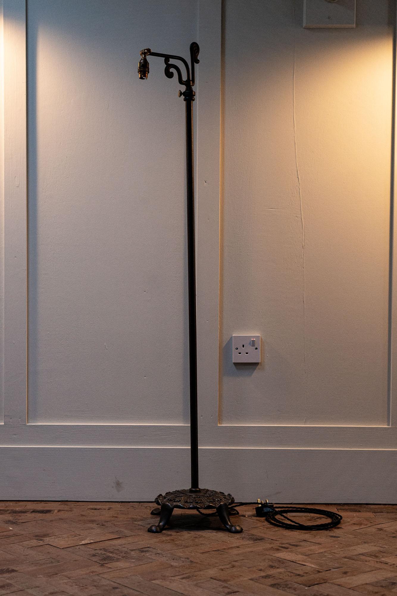 Late 19th century American rise and fall floor lamp by National.

The lamp is made out of cast iron with brass fittings. The lamp will adjust in height and can be fixed at the required height.

The lamp has National USA cast into the