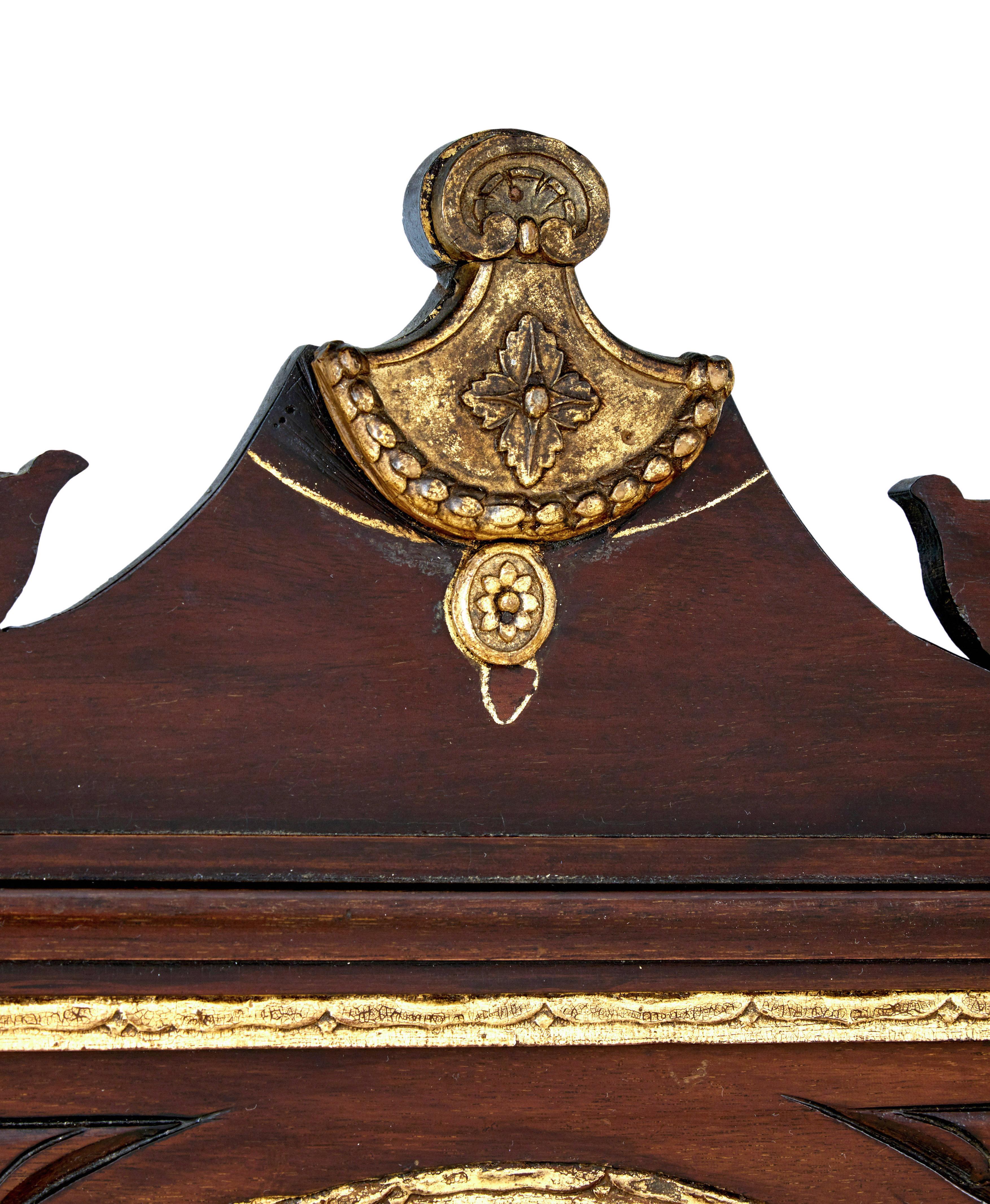 Magnifique miroir américain en noyer rouge vers 1890.  Renouveau du Sheraton.

Cadre extérieur orné, avec décoration dorée sur le dessus et éventail en bois satiné incrusté sur le dessous.  Miroir ovale avec un engobe doré et des éventails sculptés