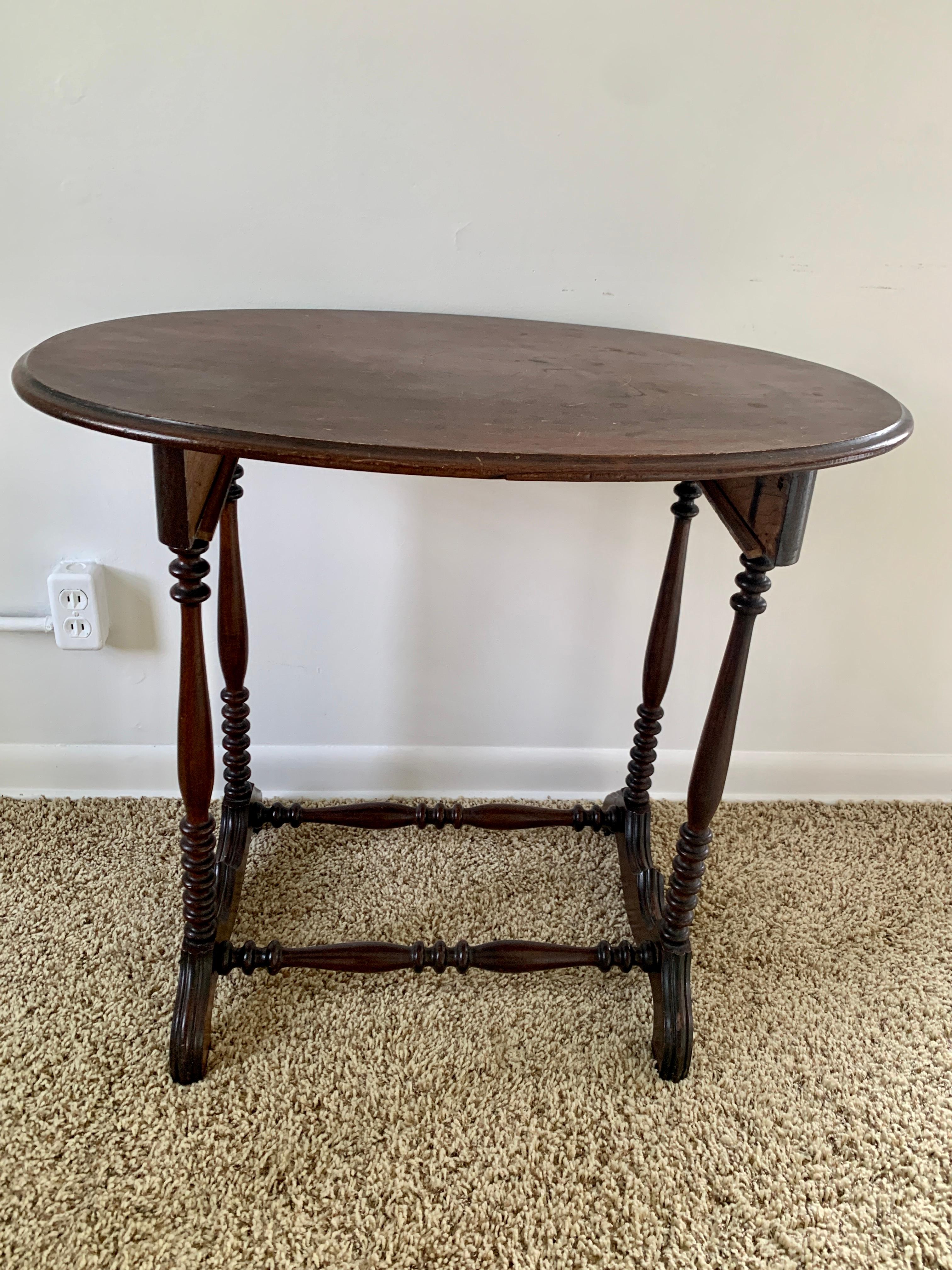 Late 19th Century American Victorian Oval Walnut Side Table For Sale 7