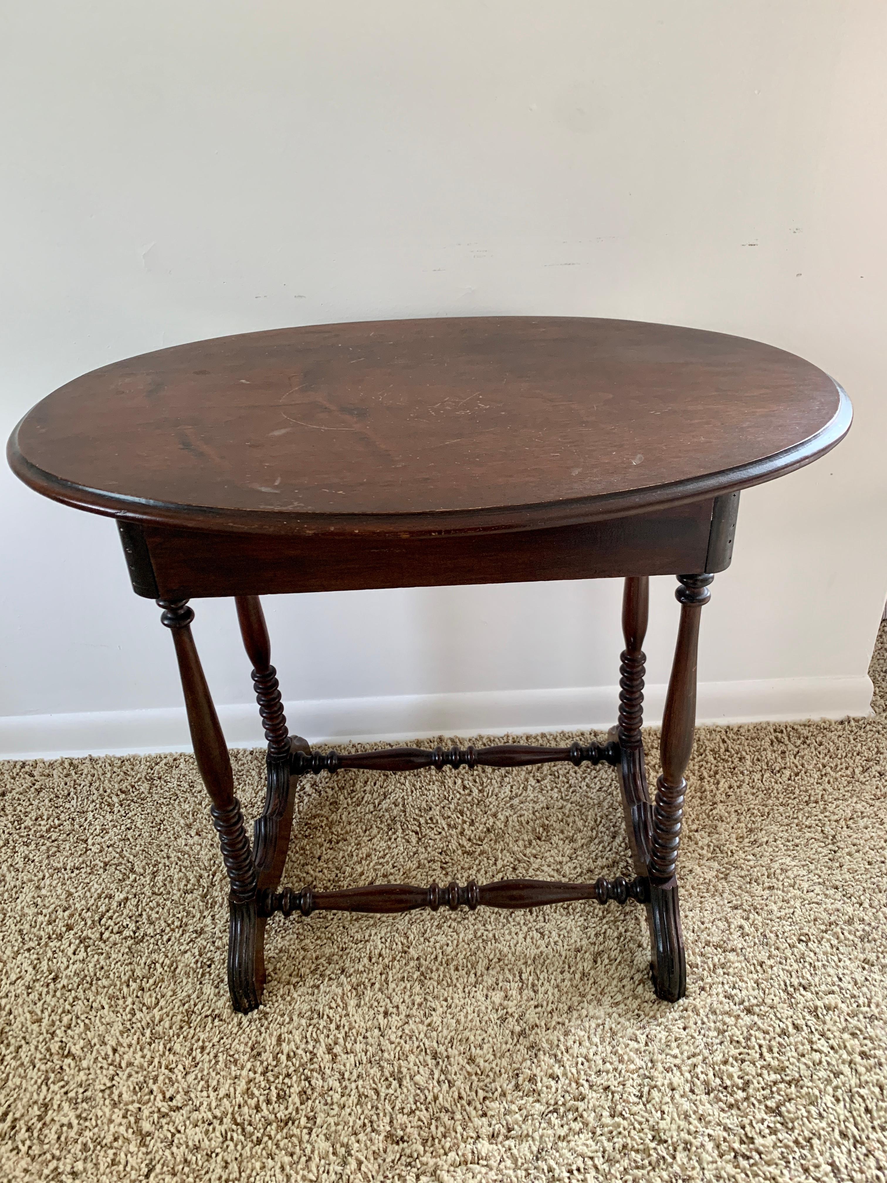A gorgeous Victorian walnut oval side or center table

USA, circa late 19th century

Measures: 32.75